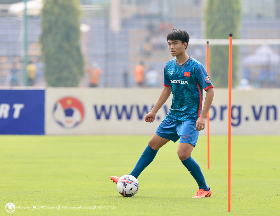 Đội trưởng đội tuyển U.17 Việt Nam, tiền vệ Nguyễn Công Phương đứng trước cơ hội thể hiện ở đội U.23 Việt Nam