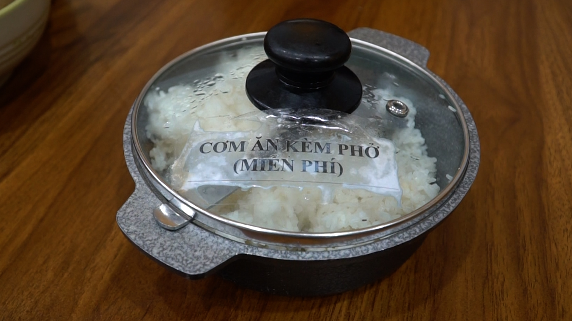 Món phở ăn kèm cơm nguội ở Hà Nội: Ngày nấu 30 kg gạo - Ảnh 2.