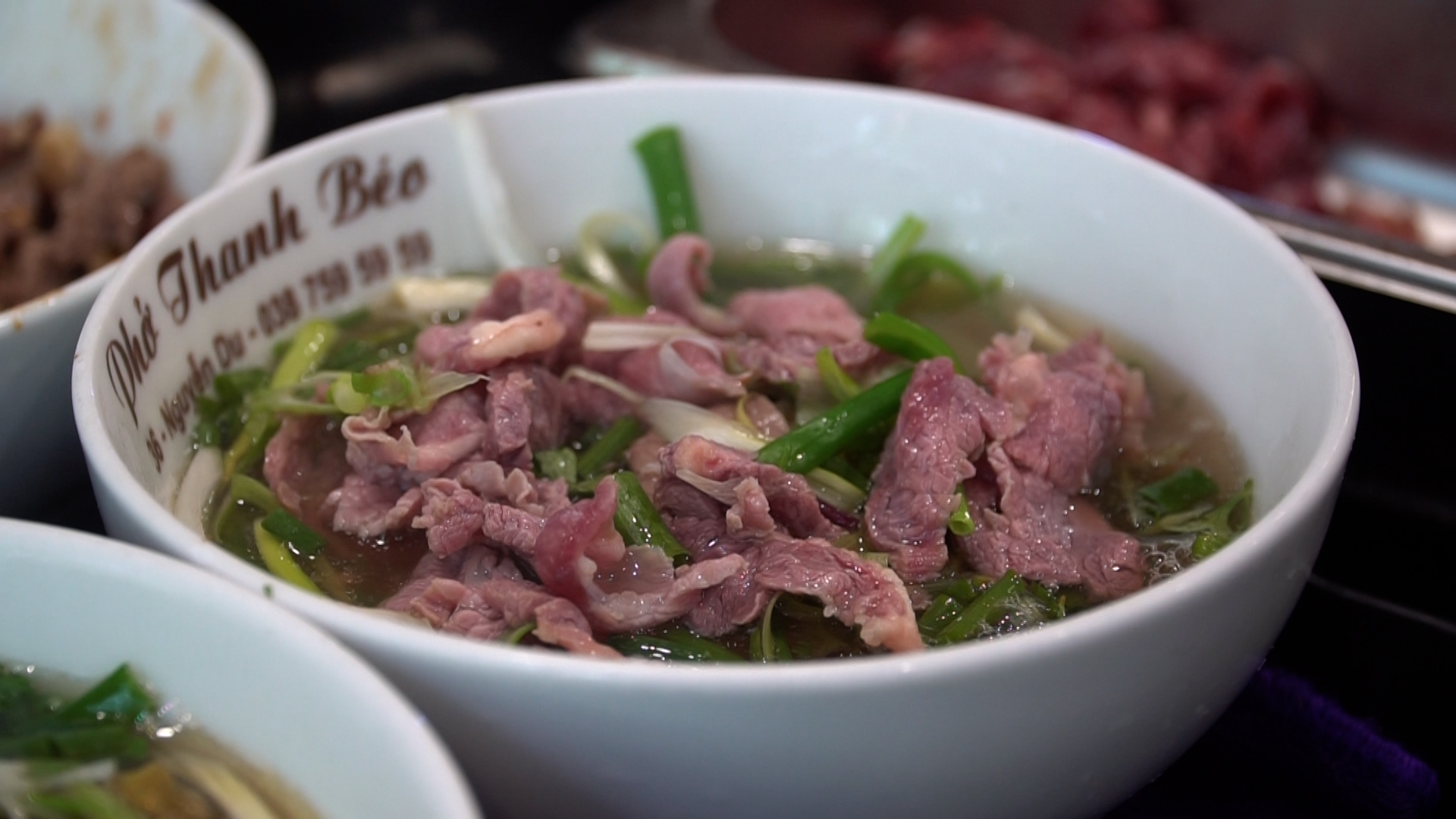 Món phở ăn kèm cơm nguội ở Hà Nội: Ngày nấu 30 kg gạo - Ảnh 1.