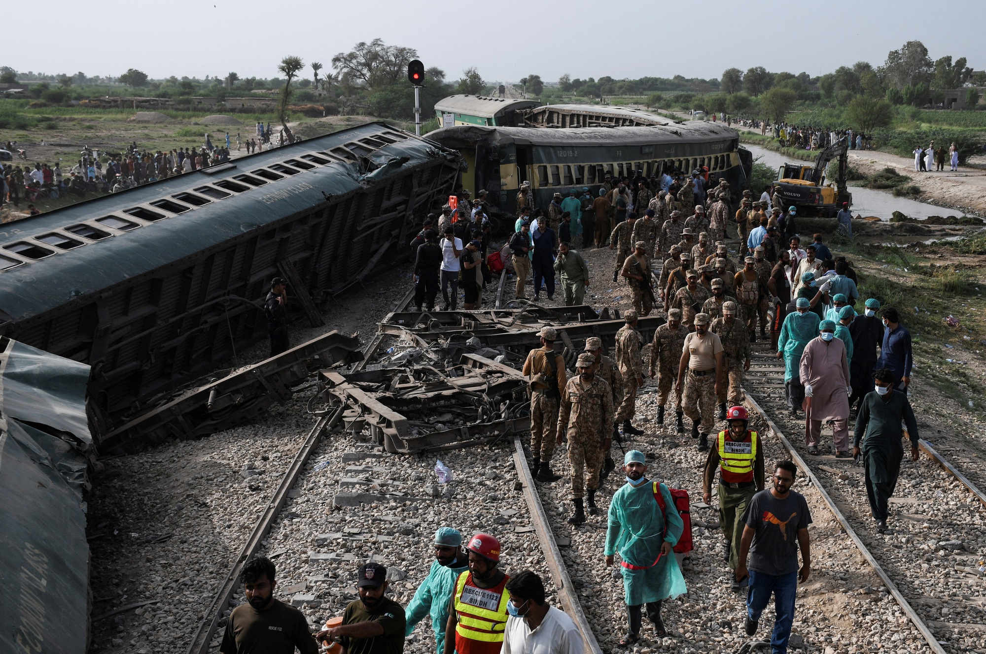 Ít nhất 30 người thiệt mạng trong vụ tai nạn tàu lửa ở Pakistan - Ảnh 1.
