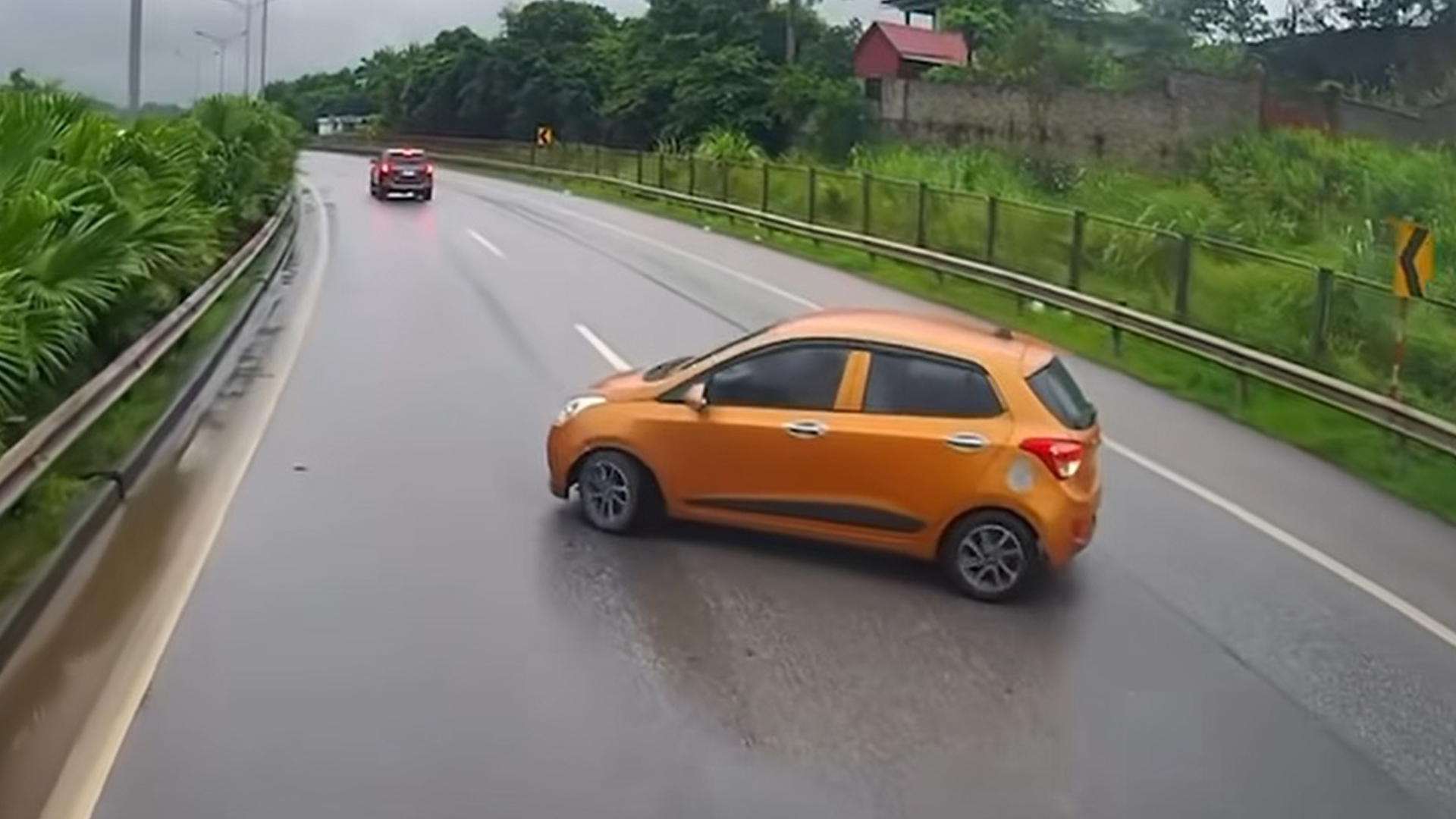 Kinh hoàng ‘xe cóc’ Hyundai Grand i10 đang đi bất ngờ quay đầu trên cao tốc - Ảnh 2. Kinh hoàng ‘xe cóc’ Hyundai Grand i10 đang đi bất ngờ quay đầu trên cao tốc - Ảnh 2.