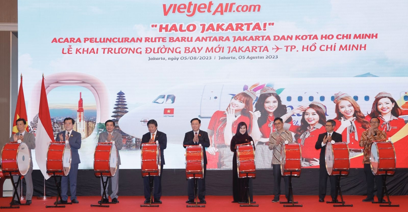 Vietjet បើកជើងហោះហើរត្រង់ពីហ្សាកាតាទៅកាន់ទីក្រុងហូជីមិញ ផ្សព្វផ្សាយទេសចរណ៍រវាងទីក្រុងទាំងពីរ - រូបថត ១. Vietjet mở đường bay thẳng từ Jakarta đến TP.HCM, thúc đẩy du lịch giữa 2 thành phố - Ảnh 1.