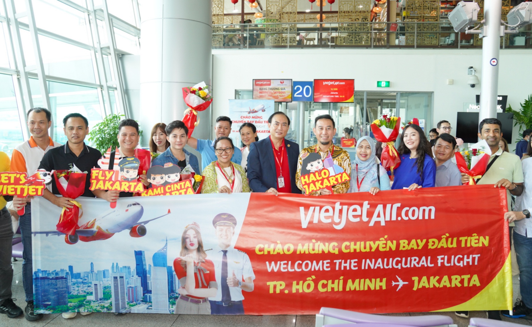 Vietjet បើកជើងហោះហើរត្រង់ពីហ្សាកាតាទៅកាន់ទីក្រុងហូជីមិញ ផ្សព្វផ្សាយទេសចរណ៍រវាងទីក្រុងទាំងពីរ - រូបថត ២. Vietjet mở đường bay thẳng từ Jakarta đến TP.HCM, thúc đẩy du lịch giữa 2 thành phố - Ảnh 2.