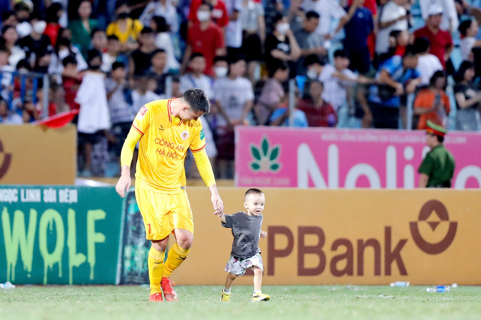 Filip Nguyễn gây sốt sau khi giúp CLB Công an Hà Nội giành lại đỉnh bảng V-League - Ảnh 3.