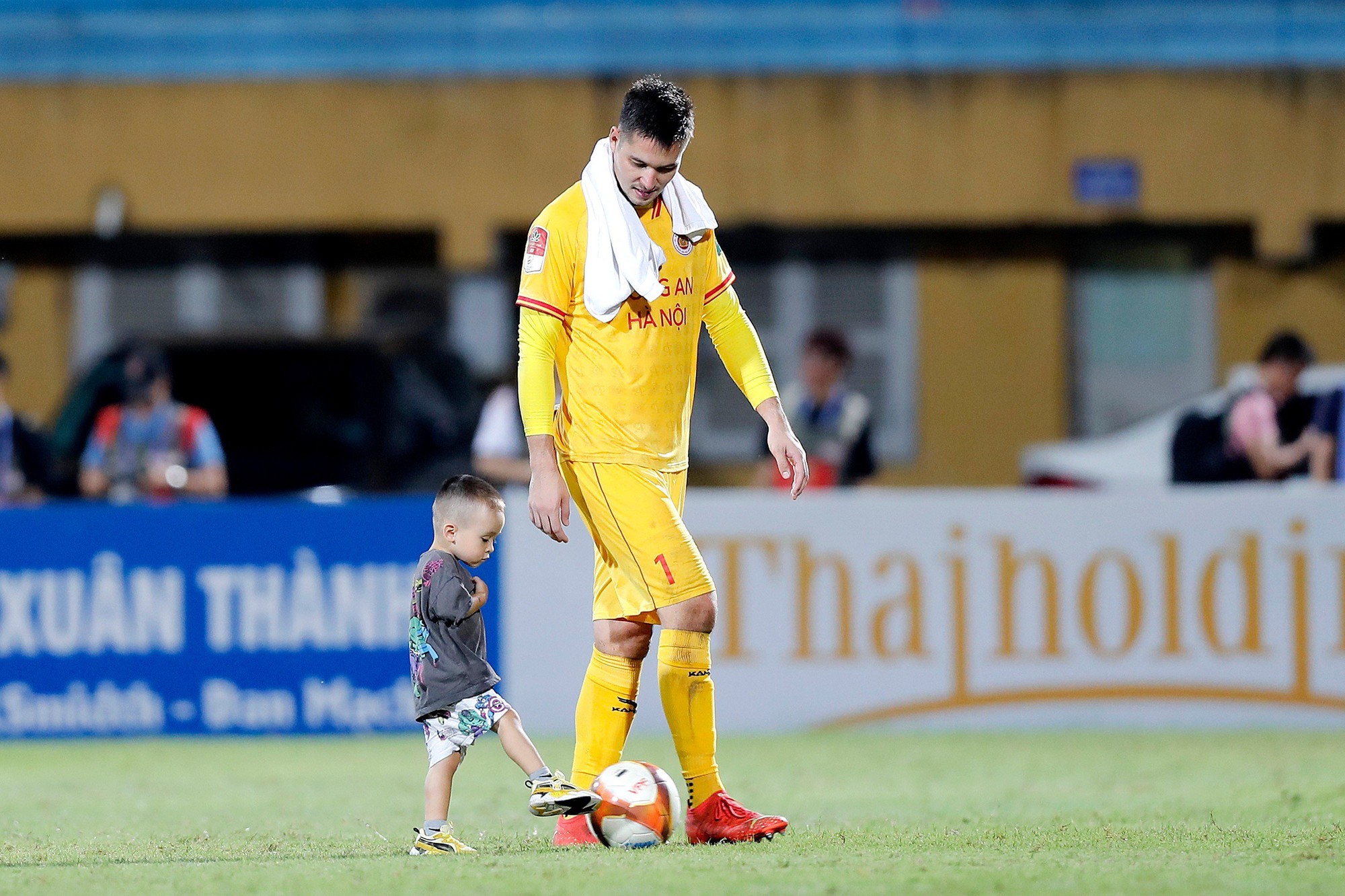 Filip Nguyễn gây sốt sau khi giúp CLB Công an Hà Nội giành lại đỉnh bảng V-League - Ảnh 2.