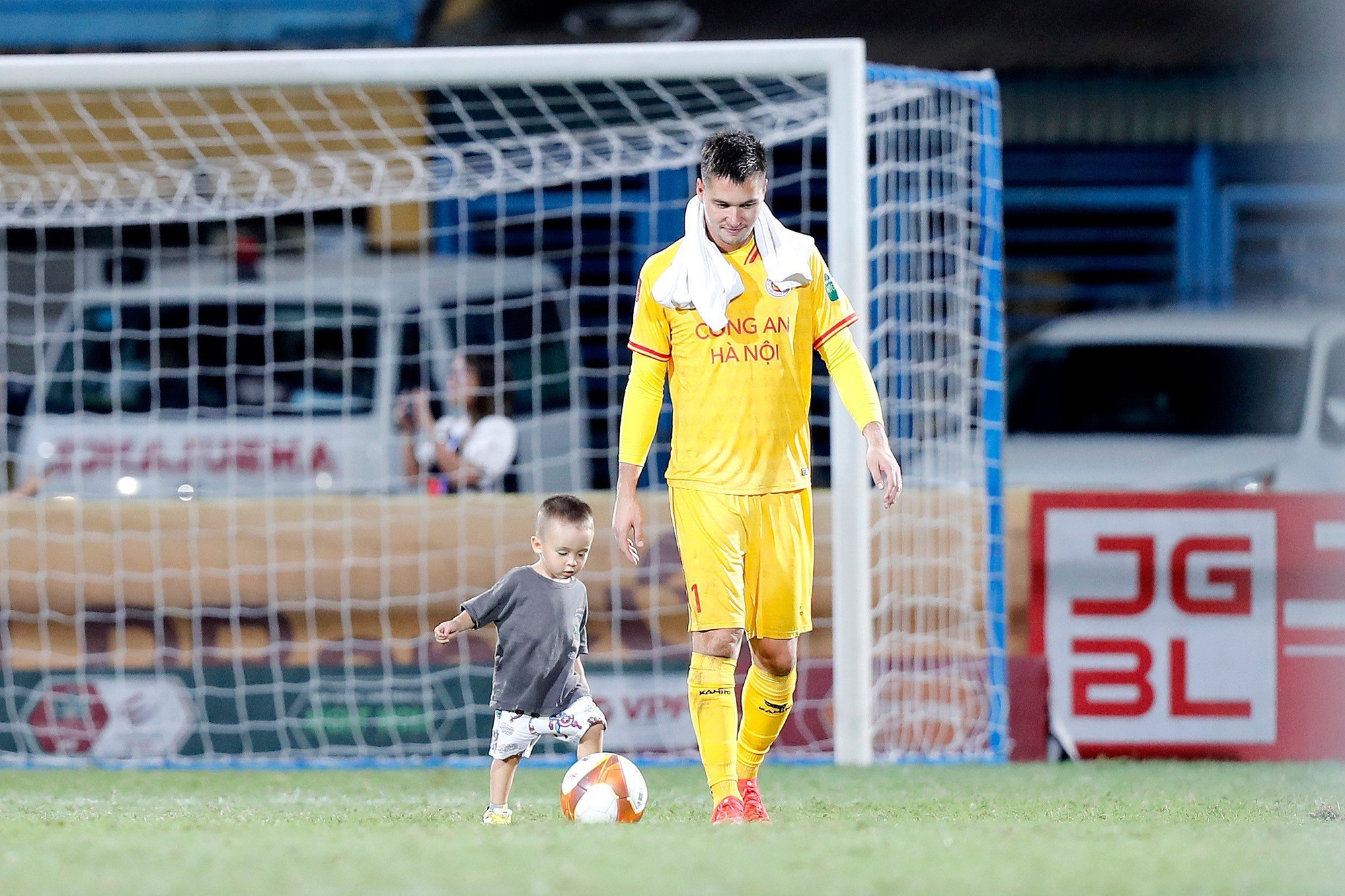 Filip Nguyễn gây sốt sau khi giúp CLB Công an Hà Nội giành lại đỉnh bảng V-League - Ảnh 4.