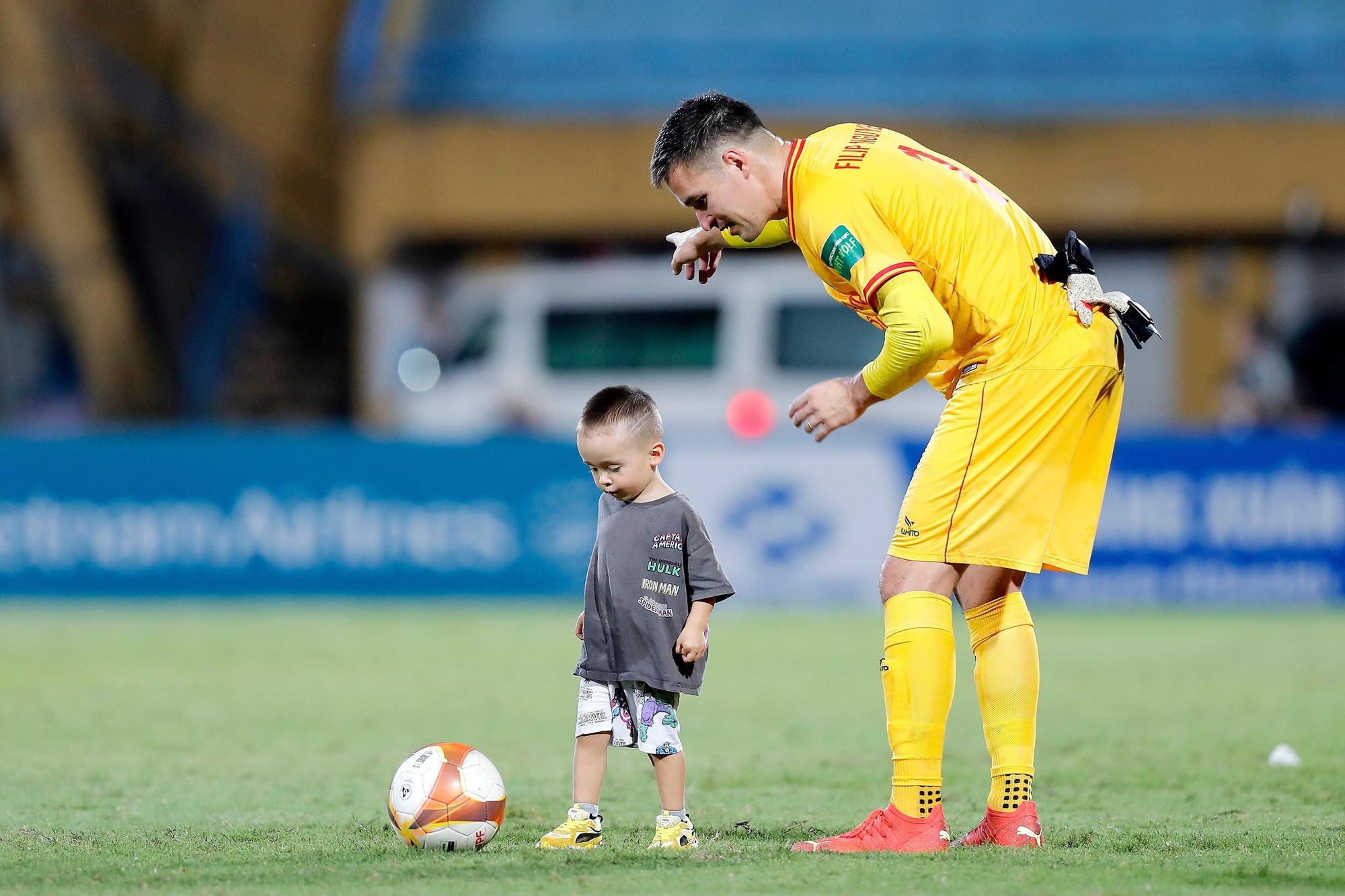 Filip Nguyễn gây sốt sau khi giúp CLB Công an Hà Nội giành lại đỉnh bảng V-League - Ảnh 1.