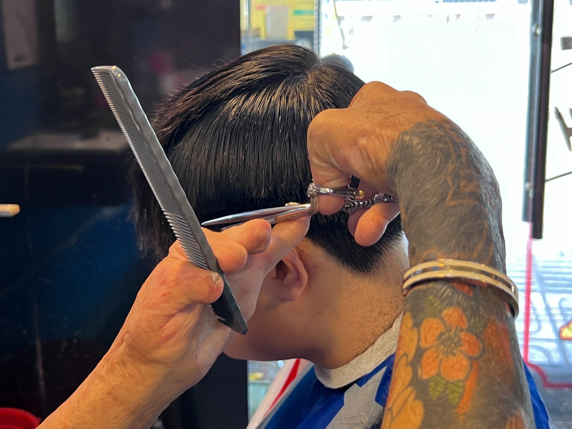Chàng 'barber' bỏng 70% cơ thể: 'Phải kiếm tiền để nuôi mình' - Ảnh 3.