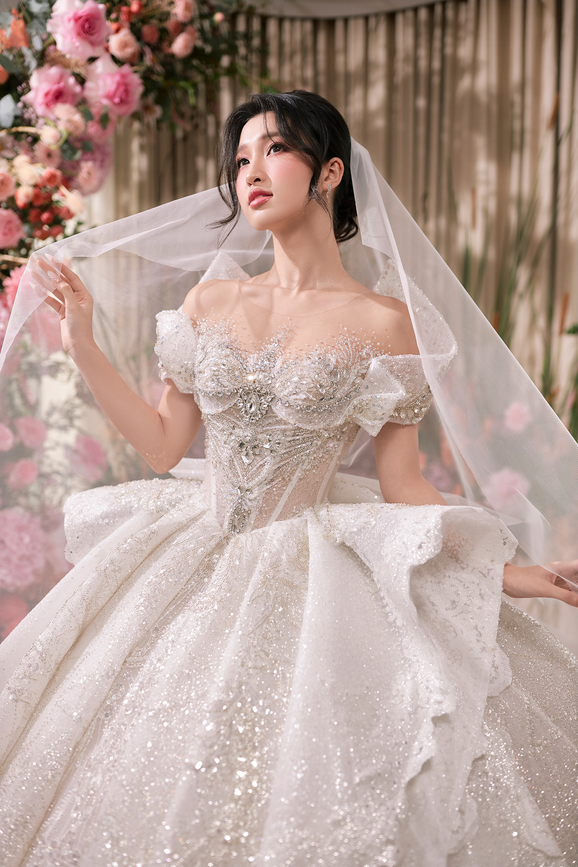 Á hậu Phương Nhi gợi cảm khi diện váy cưới  - Ảnh 3.