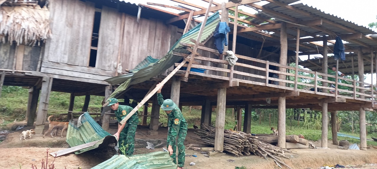 53 nhà dân ở vùng cao Quảng Bình bị tốc mái vì lốc xoáy - Ảnh 2.