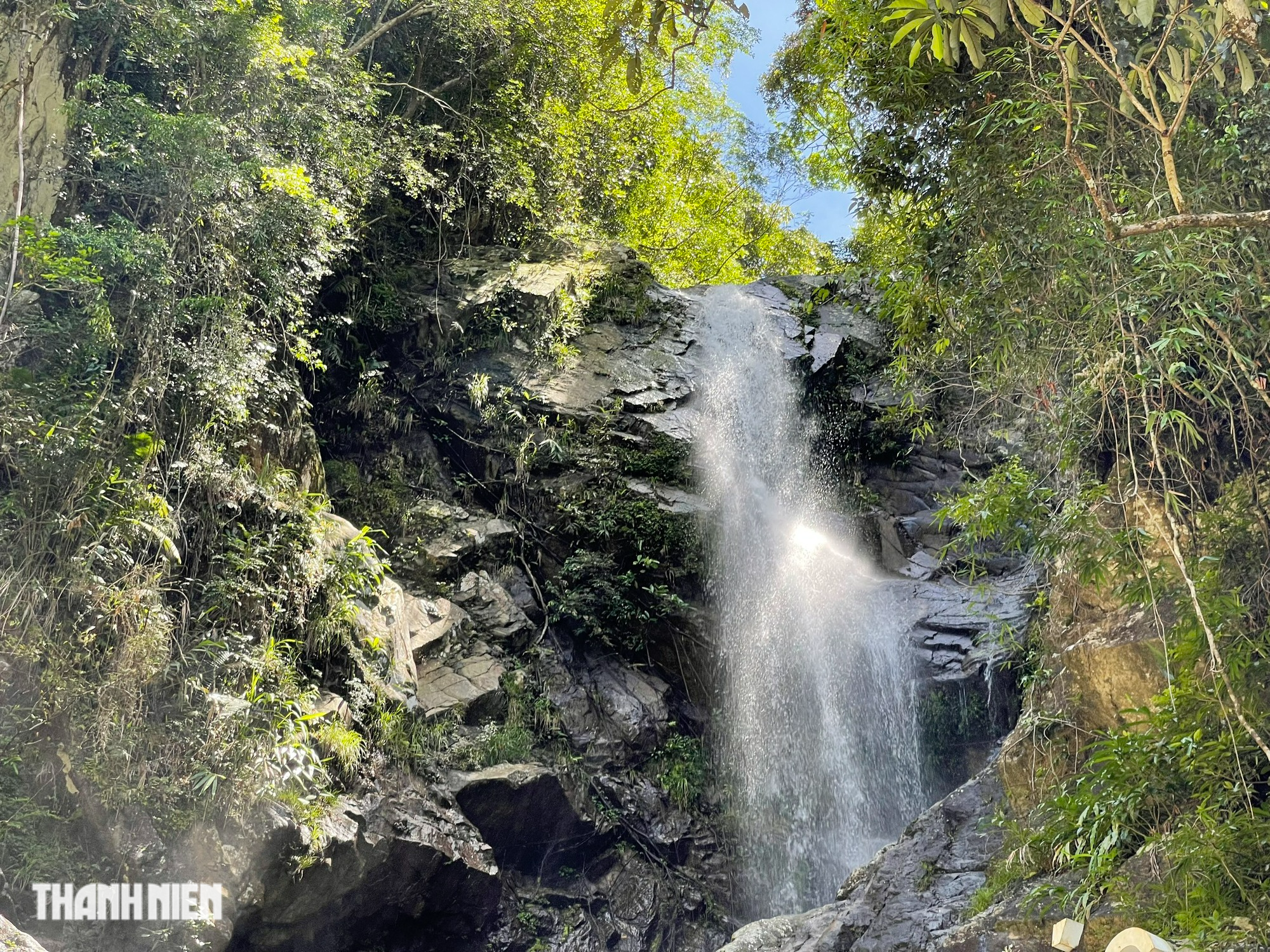 Chiêm ngưỡng thác nước 3 tầng giữa đại ngàn Trường Sơn - Ảnh 2.