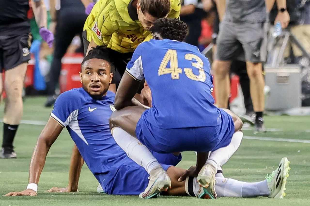 Chelsea chuyển nhượng Sterling quan trọng hơn Ronaldo