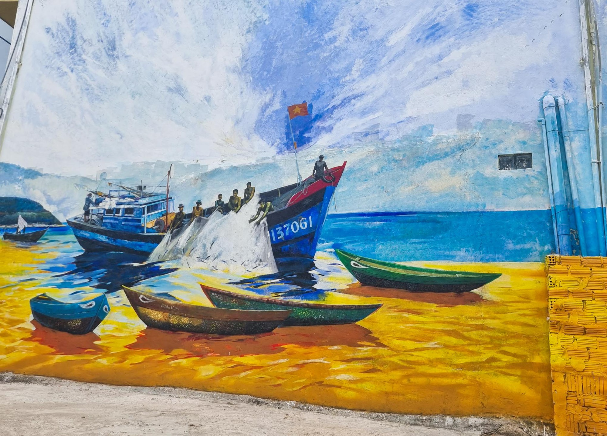Đường bích họa ven biển Đà Nẵng lâm cảnh đìu hiu giữa mùa cao điểm du lịch - Ảnh 3.
