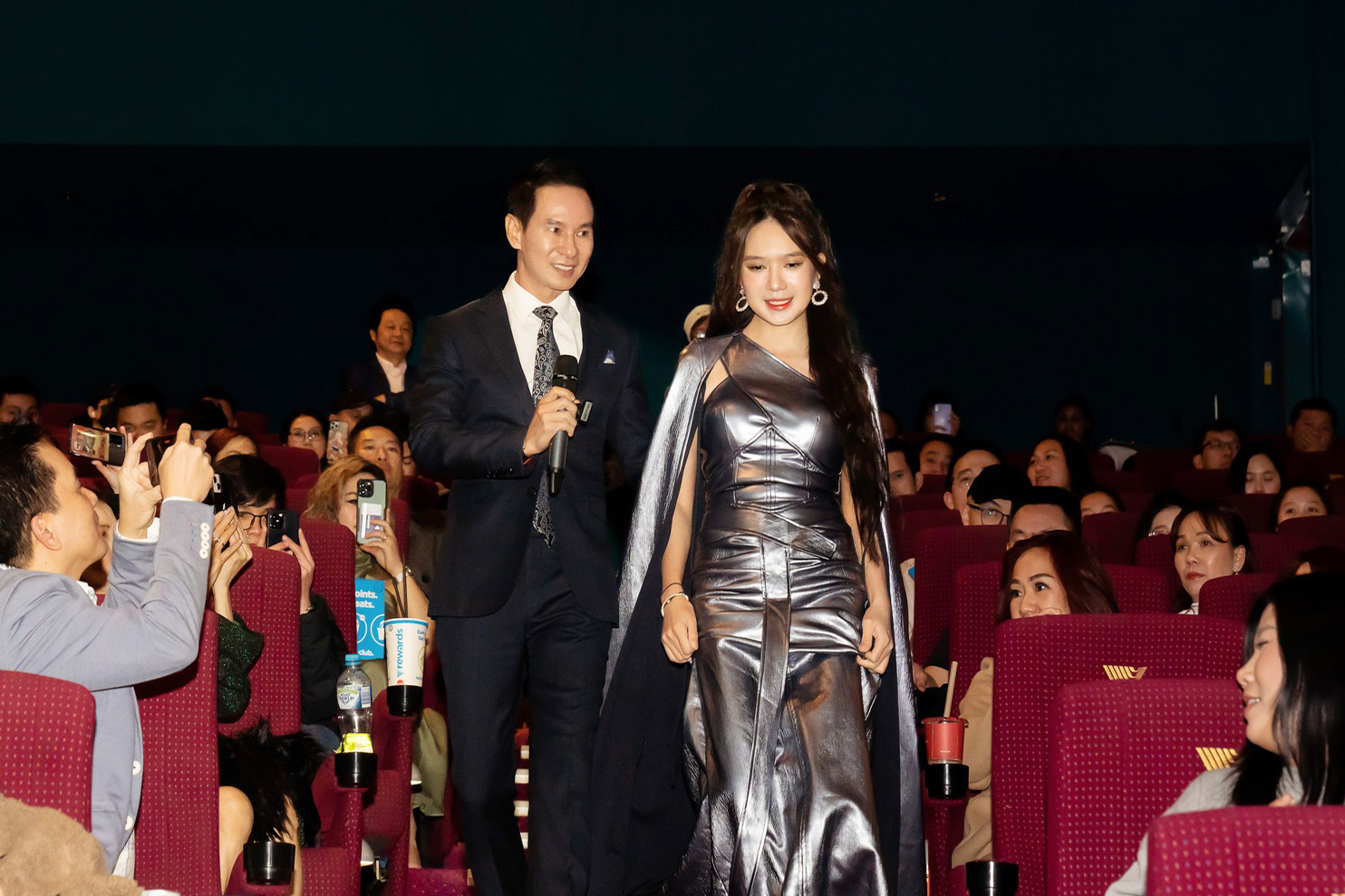 L&yacute; Hải v&agrave; Minh H&agrave; được kh&aacute;n giả ch&agrave;o đ&oacute;n tại &Uacute;c  - Ảnh 3.