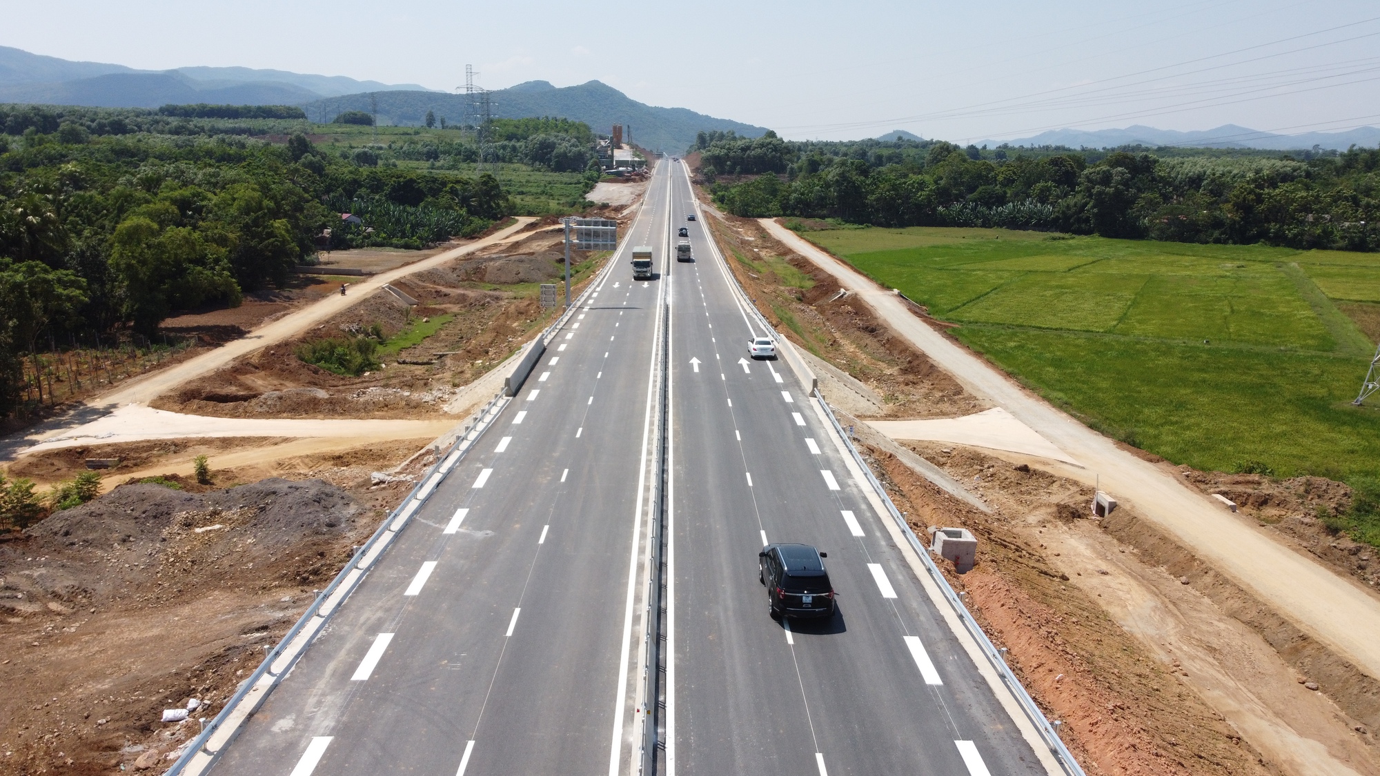 Cao tốc Thanh Hóa - Nghệ An thông thoáng trong ngày đầu thông xe - Ảnh 1.