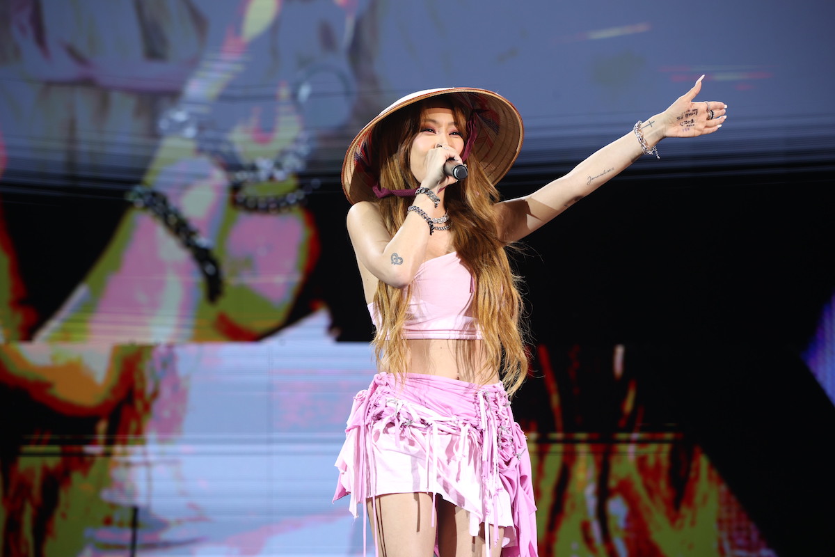 ‘Chị đại Kpop’ Jessi đội nón lá biểu diễn trên sân khấu sự kiện tại Hà Nội - Ảnh 4.