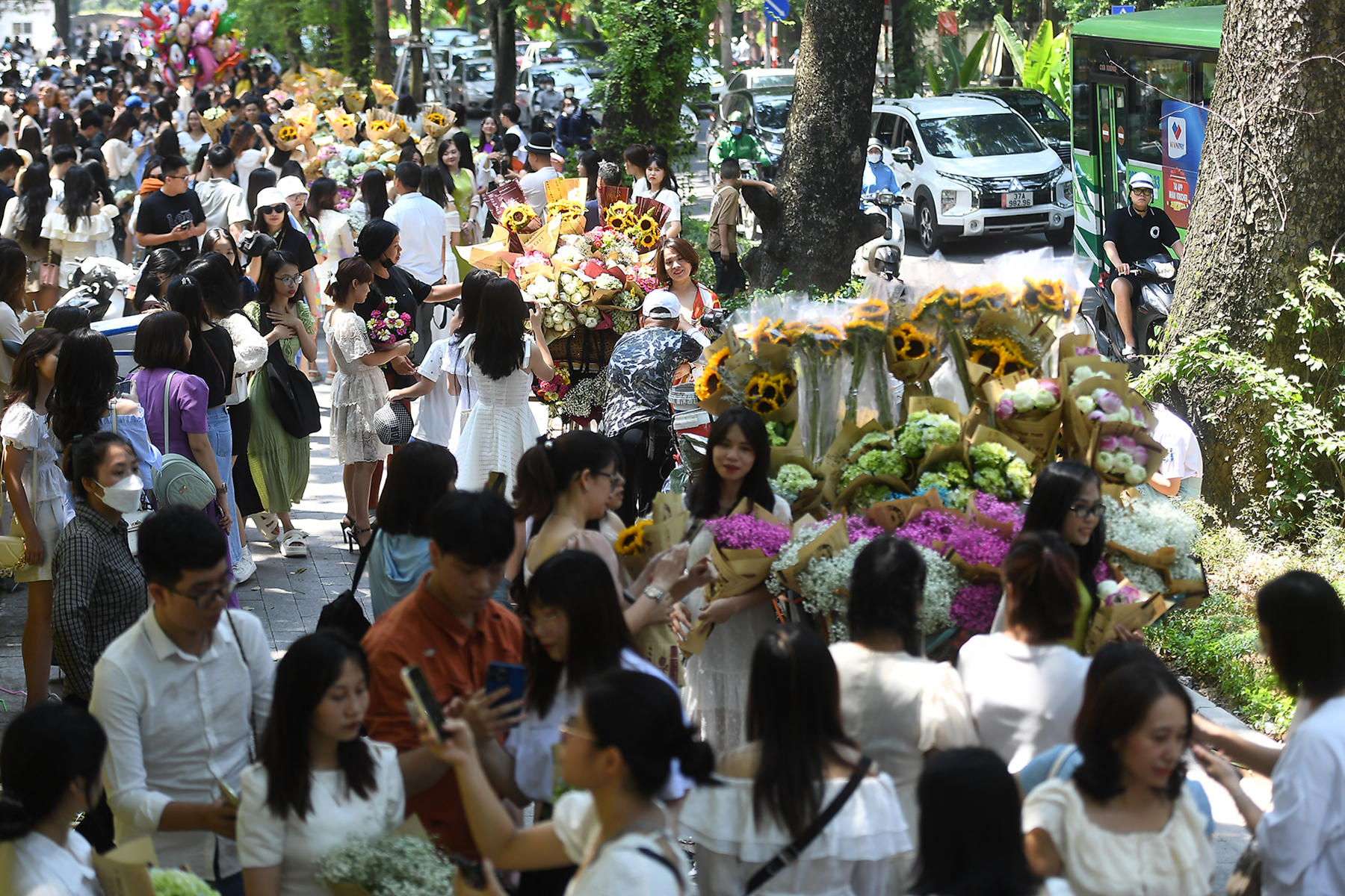 Ngày đầu kỳ nghỉ lễ 2.9: Biển người đổ về đường Phan Đình Phùng 'sống ảo' - Ảnh 1.