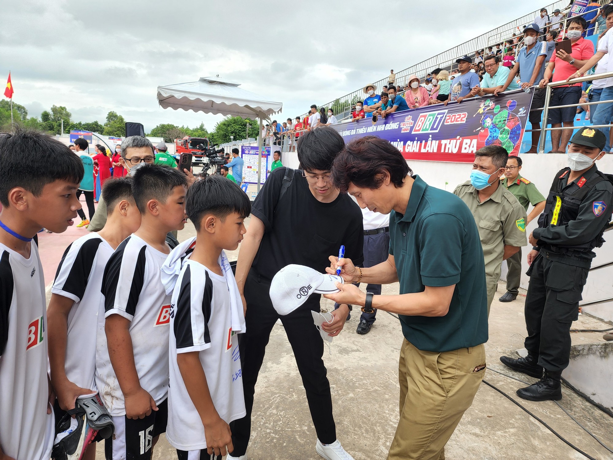 HLV Gong Oh-kyun đến ủng hộ các em nhỏ ở giải bóng đá thiếu niên nhi đồng Cúp TH BRT 2022