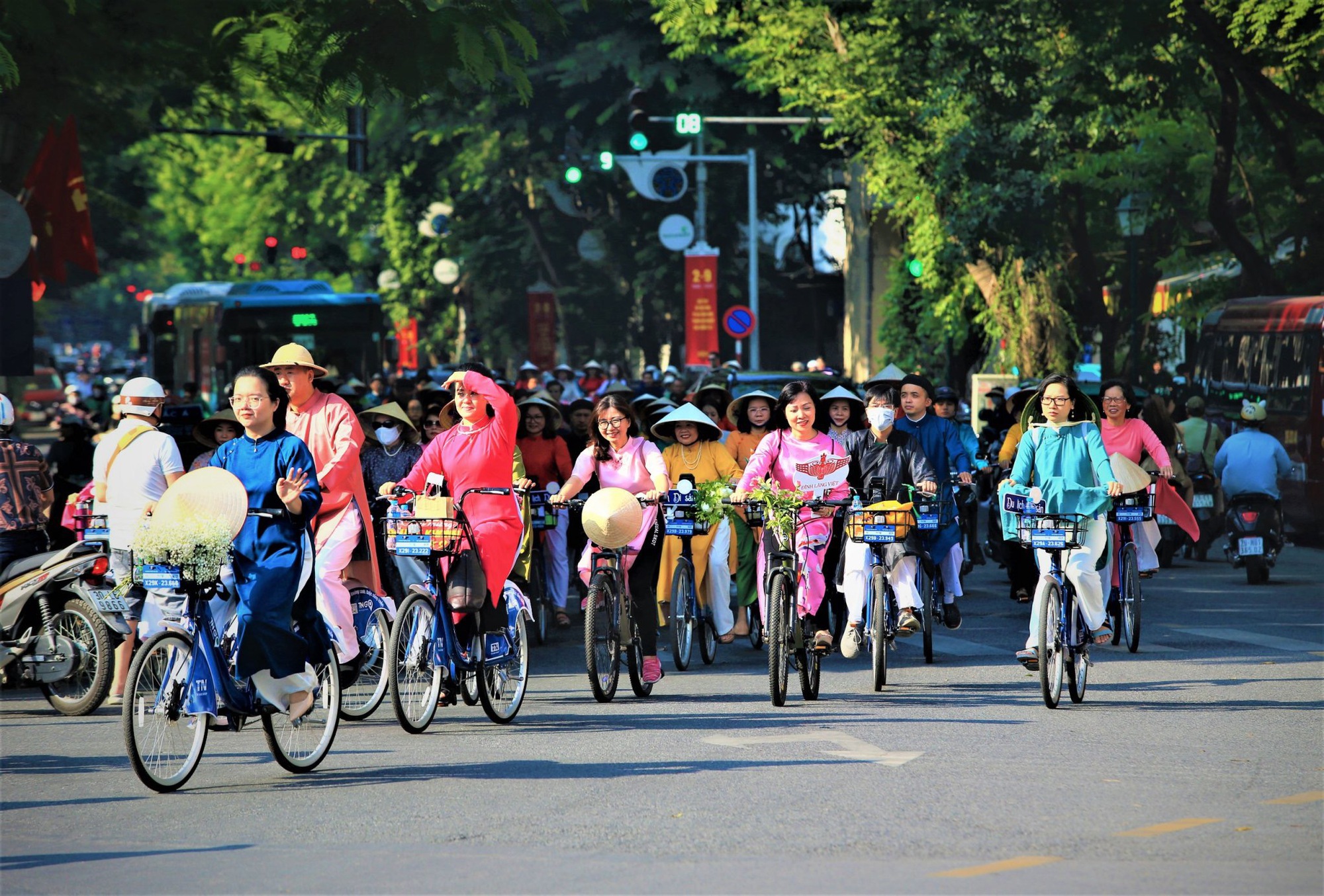 Hà Nội: Hơn 100 người dân đạp xe, diễu hành áo dài chào mừng Quốc khánh 2.9 - Ảnh 2.