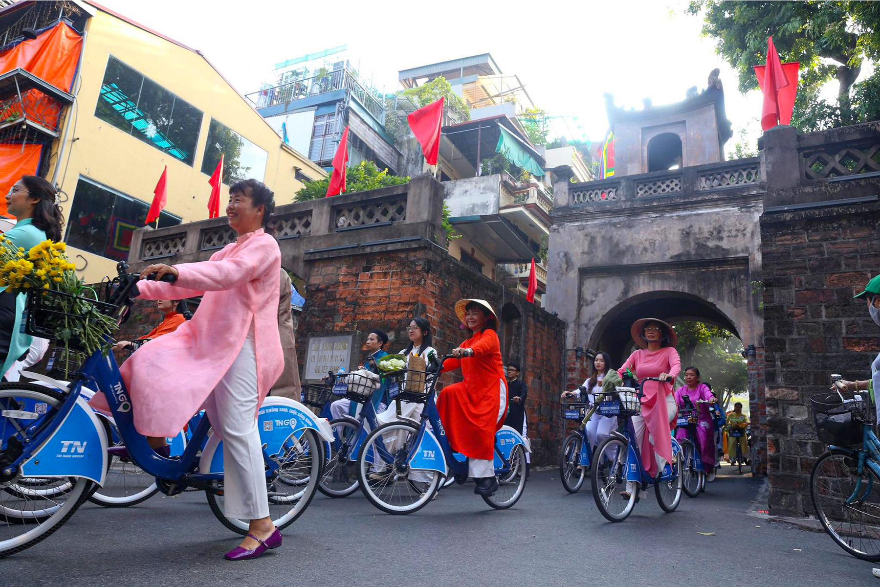 Hà Nội: Hơn 100 người dân đạp xe, diễu hành áo dài chào mừng Quốc khánh 2.9 - Ảnh 7.