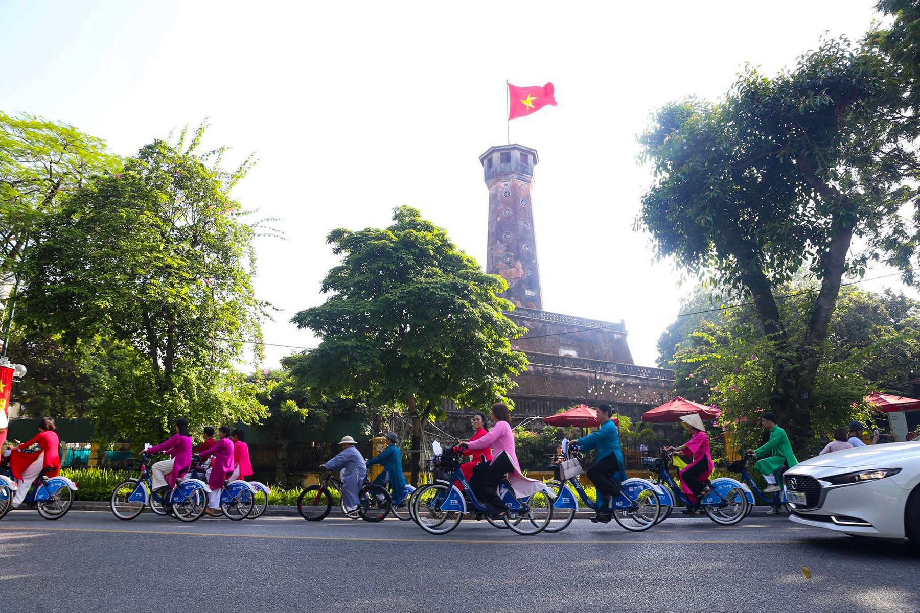 Hà Nội: Hơn 100 người dân đạp xe, diễu hành áo dài chào mừng Quốc khánh 2.9 - Ảnh 3.