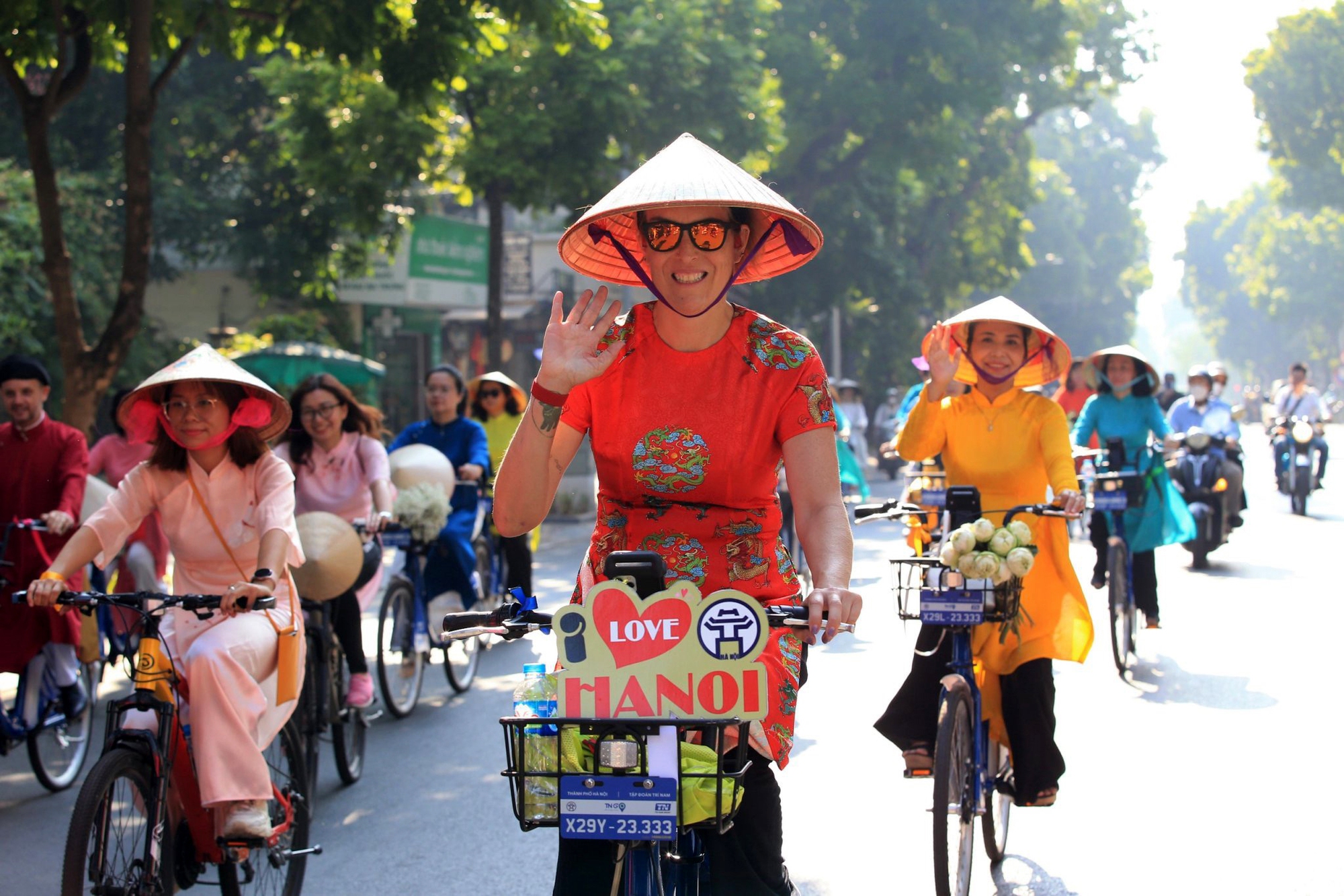 Hà Nội: Hơn 100 người dân đạp xe, diễu hành áo dài chào mừng Quốc khánh 2.9 - Ảnh 6.