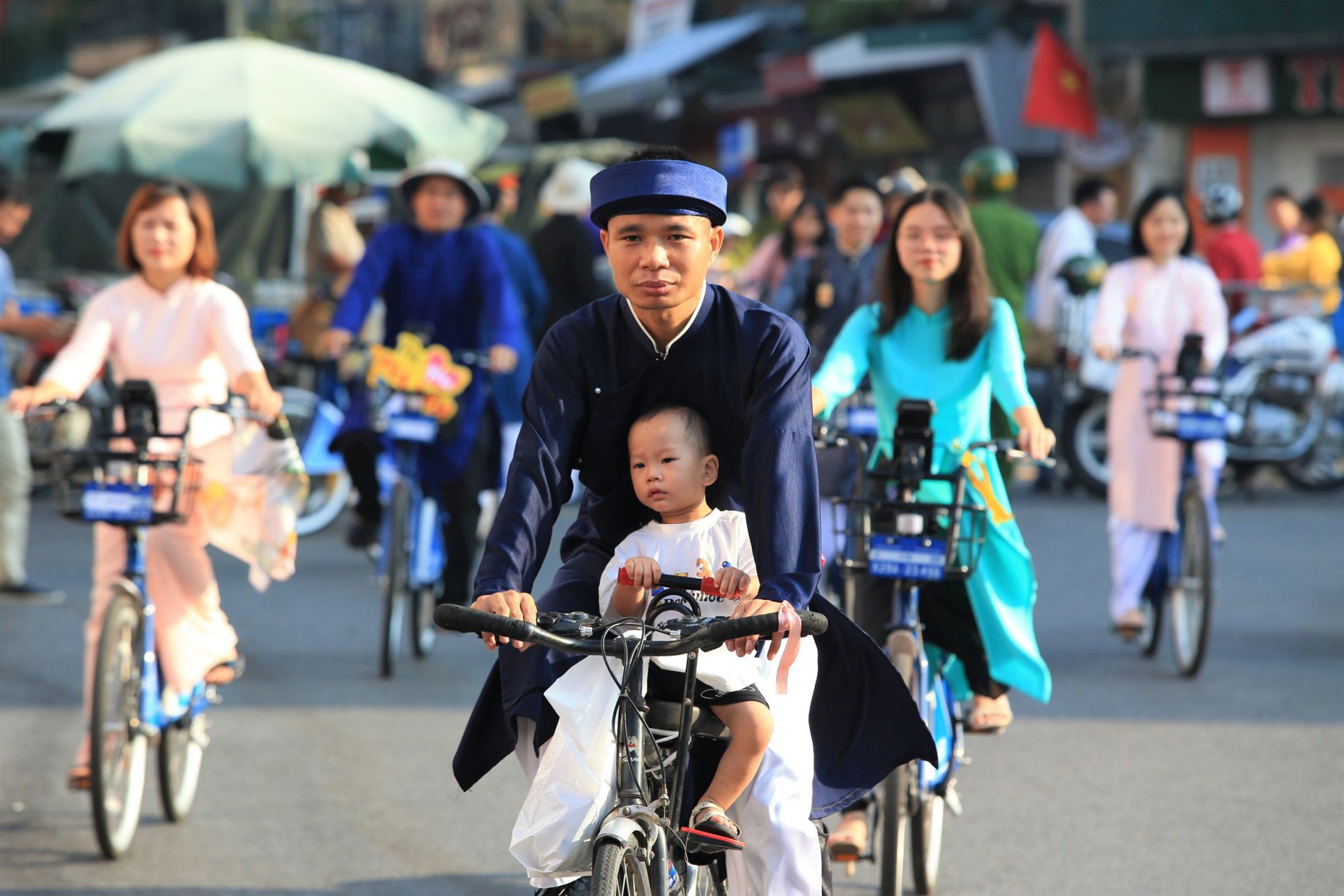 Hà Nội: Hơn 100 người dân đạp xe, diễu hành áo dài chào mừng Quốc khánh 2.9 - Ảnh 5.