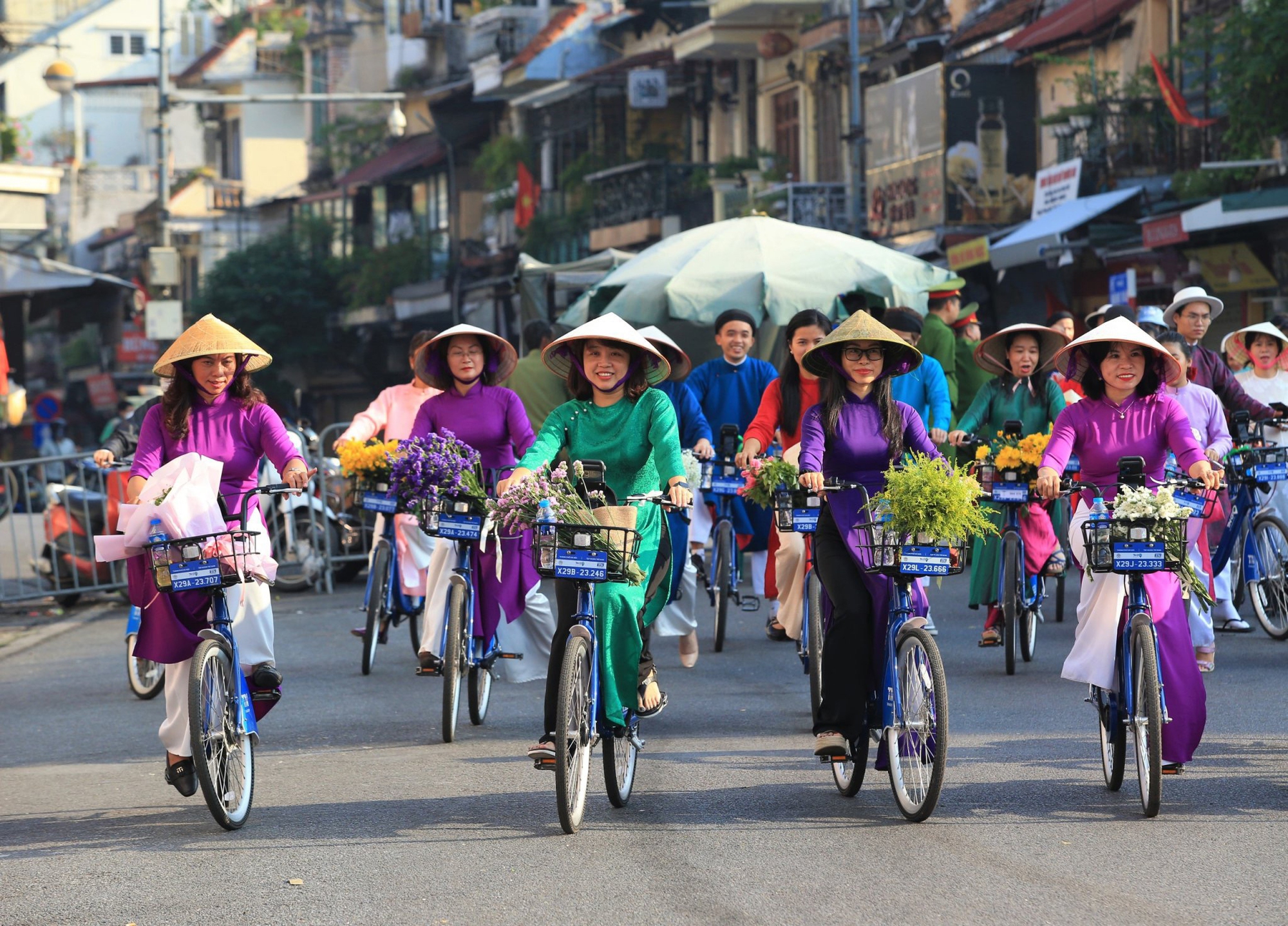 Hà Nội: Hơn 100 người dân đạp xe, diễu hành áo dài chào mừng Quốc khánh 2.9 - Ảnh 9.