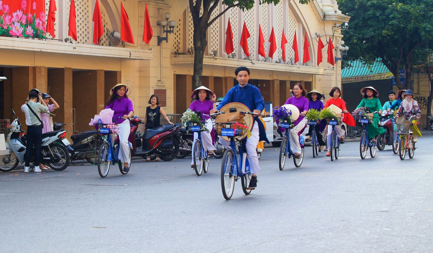 Hà Nội: Hơn 100 người dân đạp xe, diễu hành áo dài chào mừng Quốc khánh 2.9 - Ảnh 8.