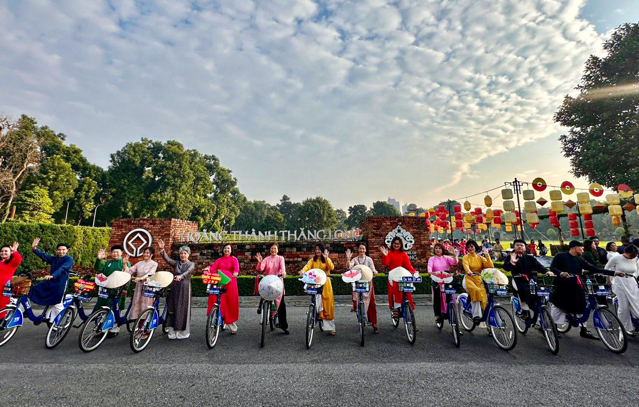 Hà Nội: Hơn 100 người dân đạp xe, diễu hành áo dài chào mừng Quốc khánh 2.9 - Ảnh 1.