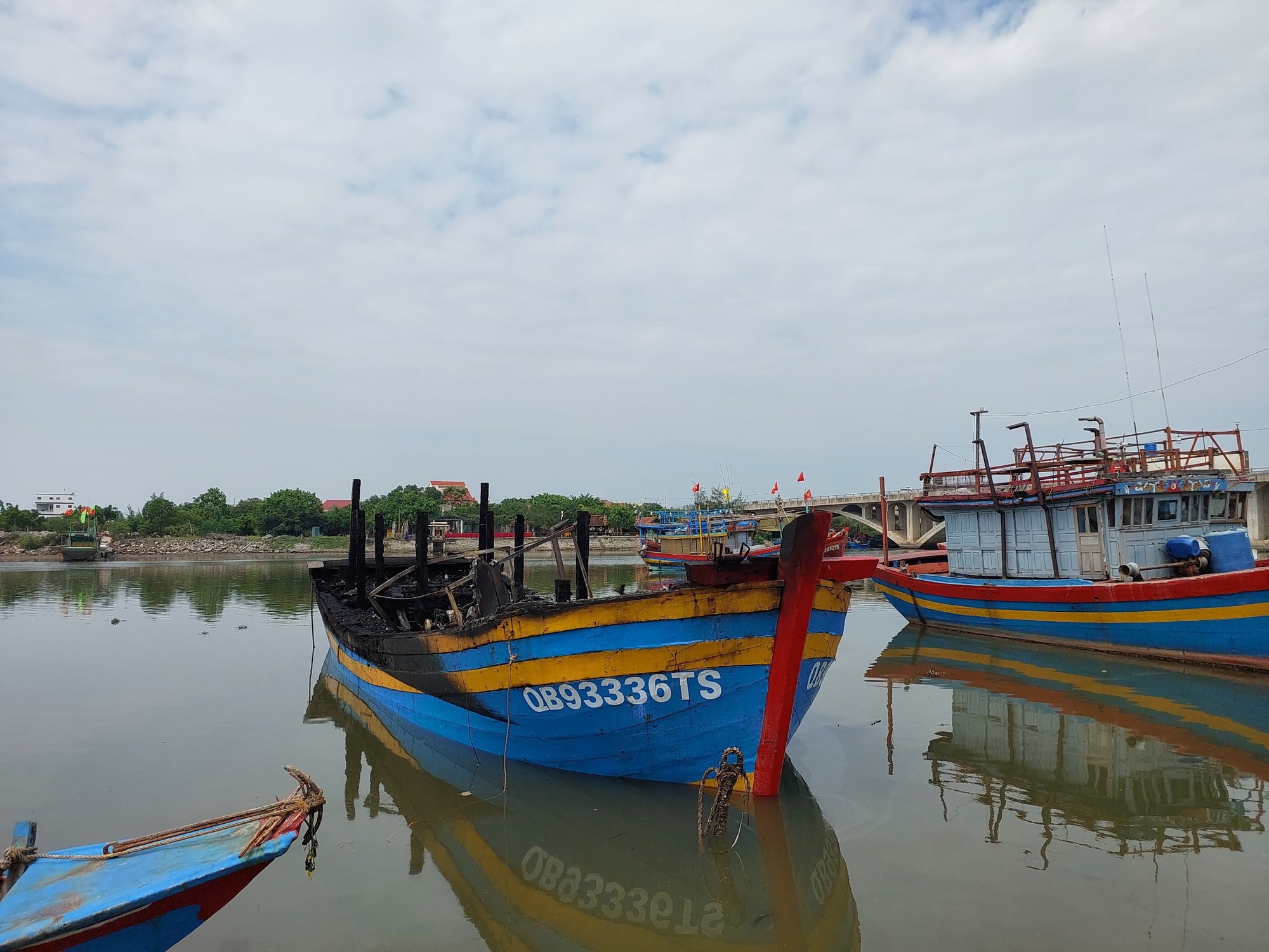 Quảng Bình: Tàu cá bốc cháy, lan sang nhiều thuyền xung quanh - Ảnh 1.