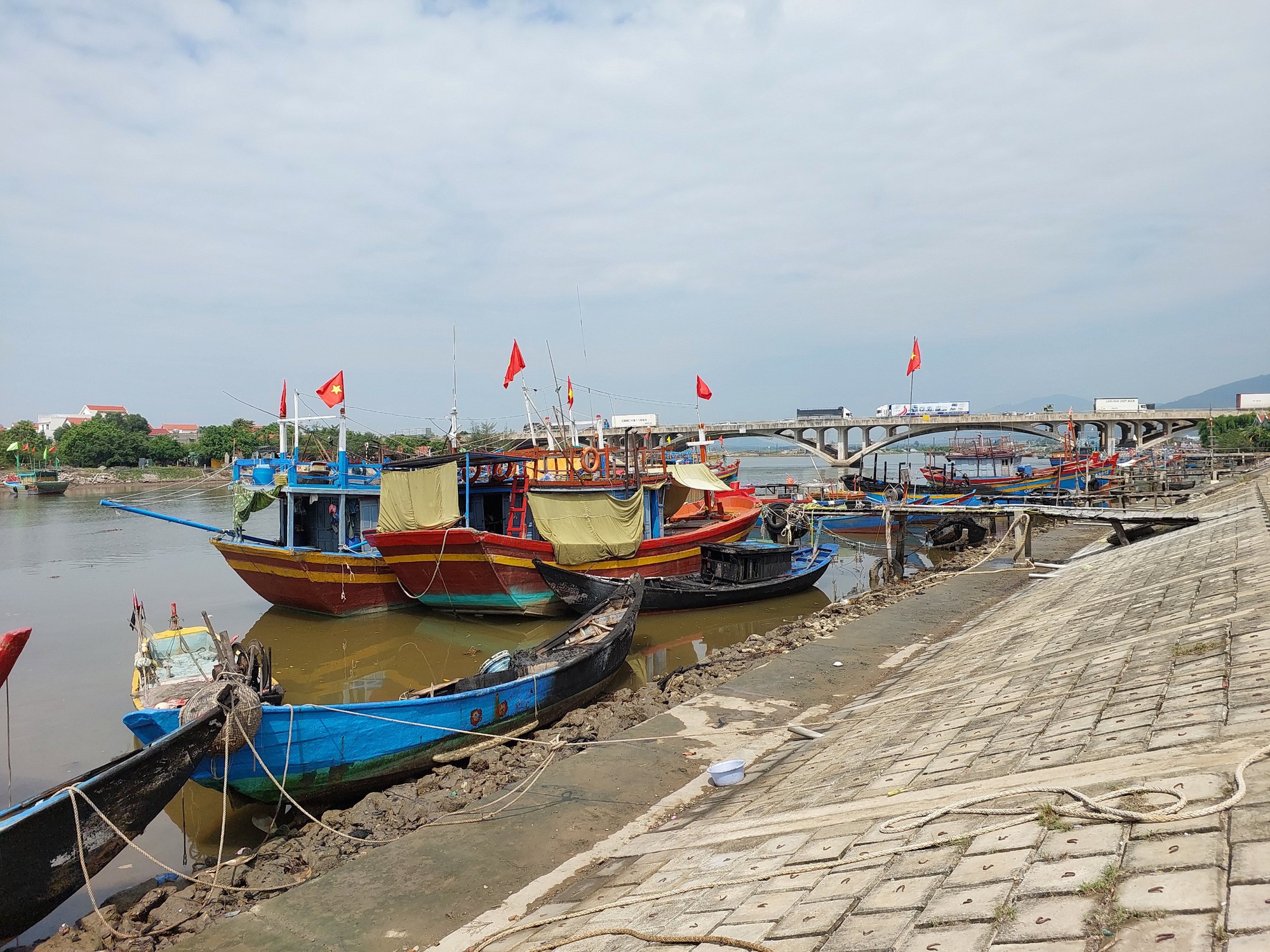 Quảng Bình: Tàu cá bốc cháy, lan sang nhiều thuyền xung quanh - Ảnh 2.