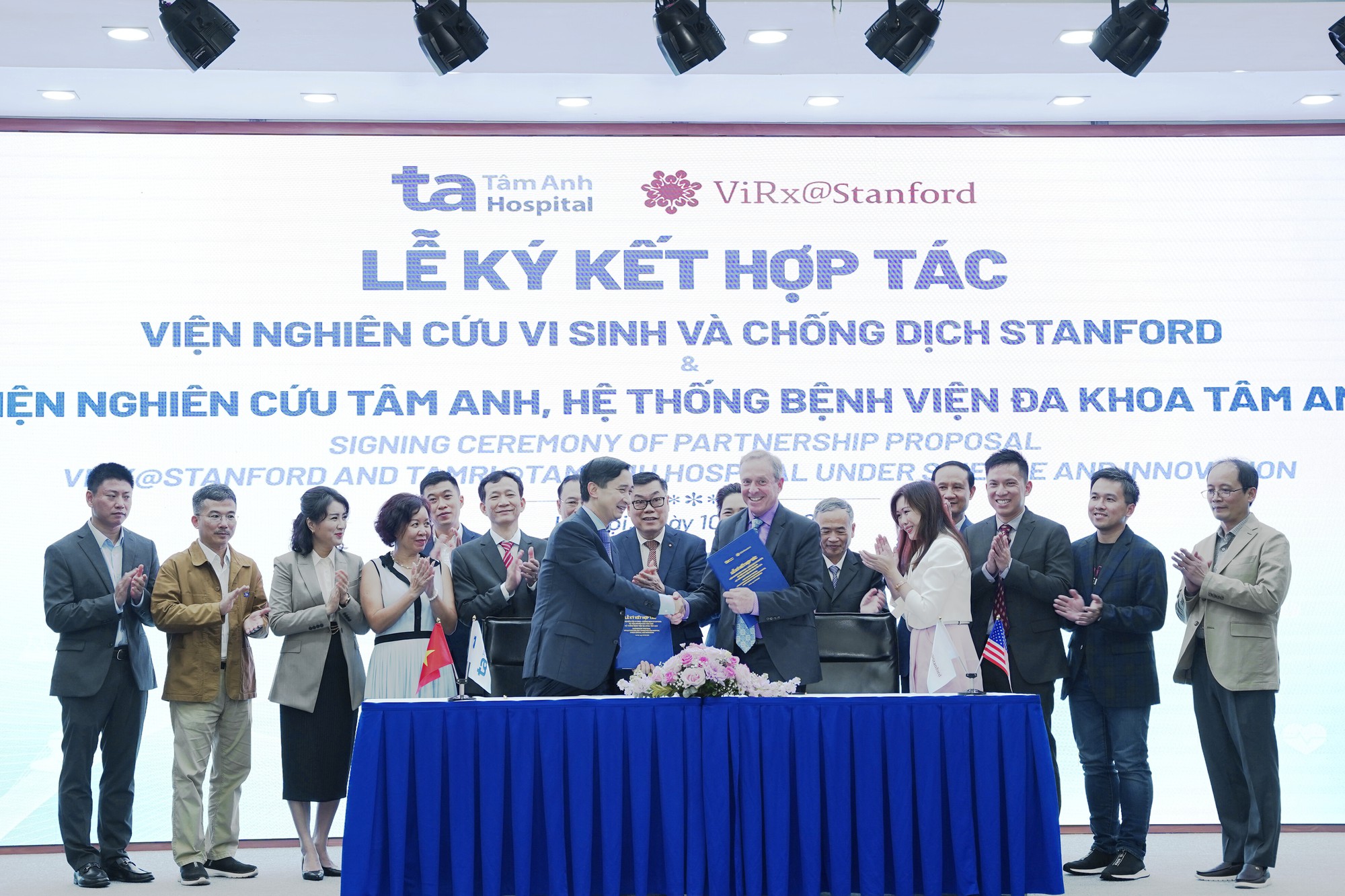 Vietnamsko-americká spolupráce ve výzkumu nových léků a umělé inteligence v medicíně - Foto 1. Hợp tác Việt - Mỹ nghiên cứu thuốc mới và trí tuệ nhân tạo trong y học - Ảnh 1.