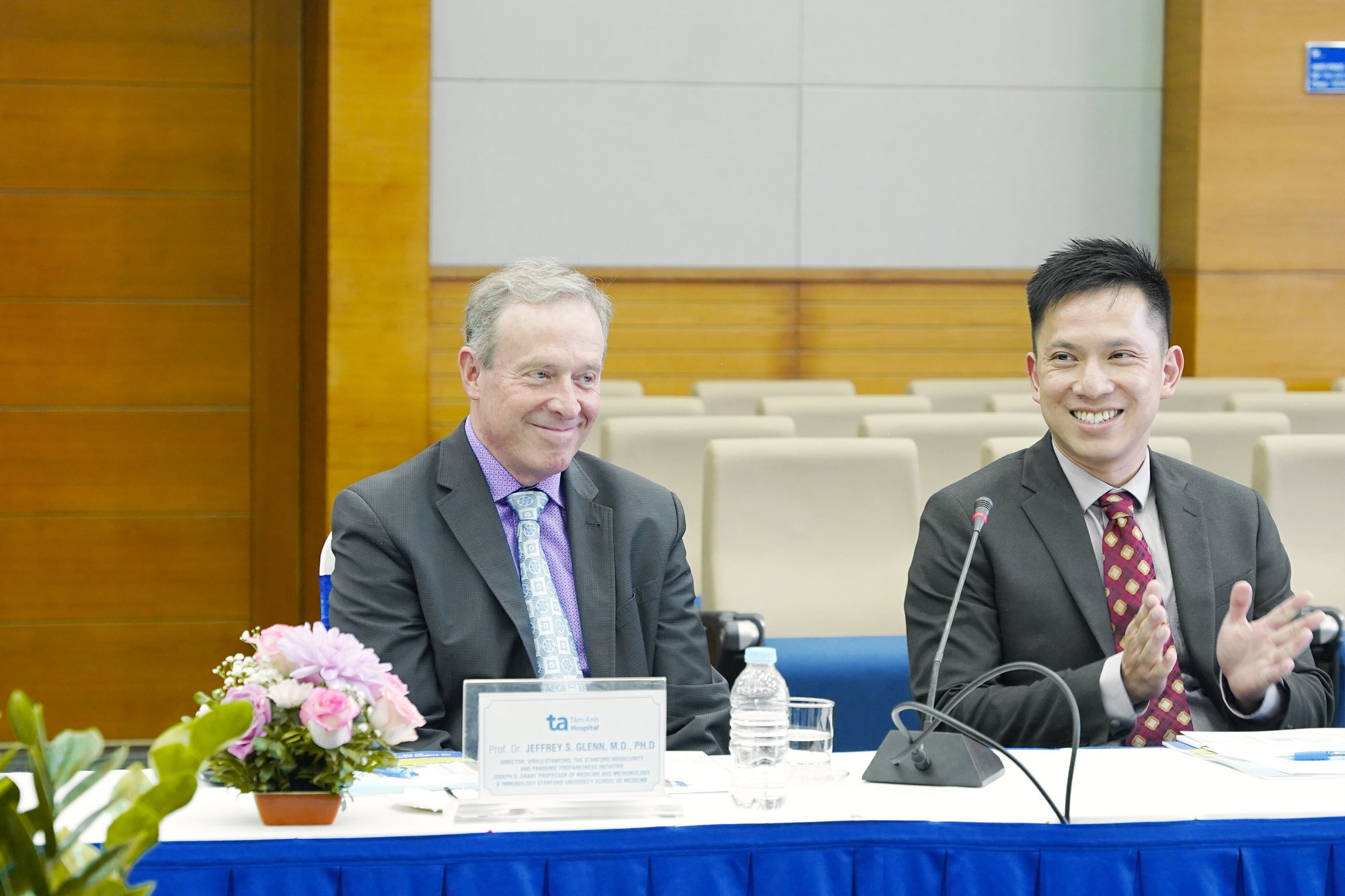 Vietnamsko-americká spolupráce ve výzkumu nových léků a umělé inteligence v medicíně - Foto 2. Hợp tác Việt - Mỹ nghiên cứu thuốc mới và trí tuệ nhân tạo trong y học - Ảnh 2.