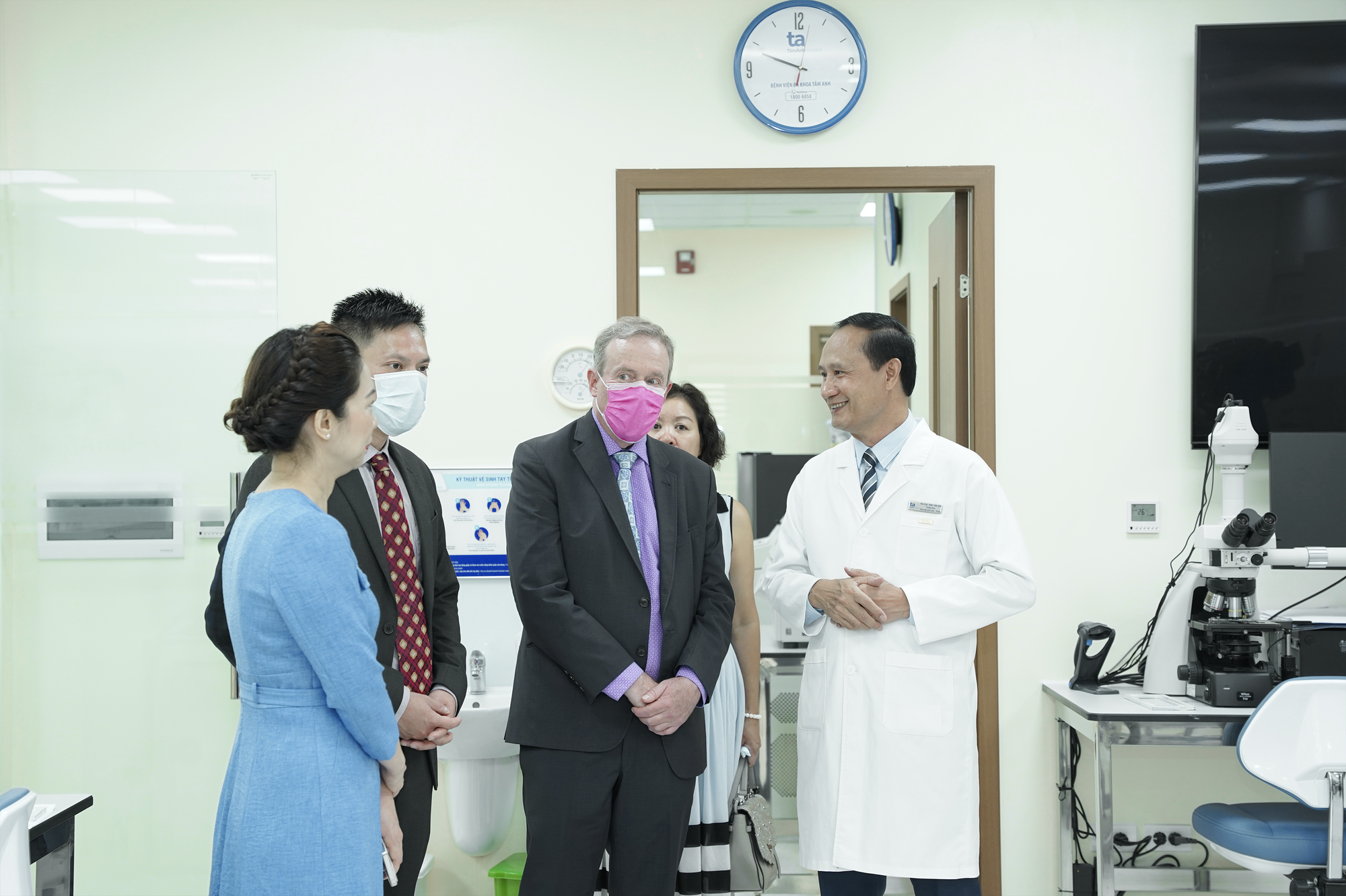 Vietnamsko-americká spolupráce ve výzkumu nových léků a umělé inteligence v medicíně - Foto 4. Hợp tác Việt - Mỹ nghiên cứu thuốc mới và trí tuệ nhân tạo trong y học - Ảnh 4.