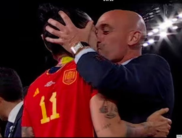 Khẳng định mình vô tội, Chủ tịch LĐBĐ Tây Ban Nha vẫn từ chức sau bê bối ‘nụ hôn World Cup’ - Ảnh 1.
