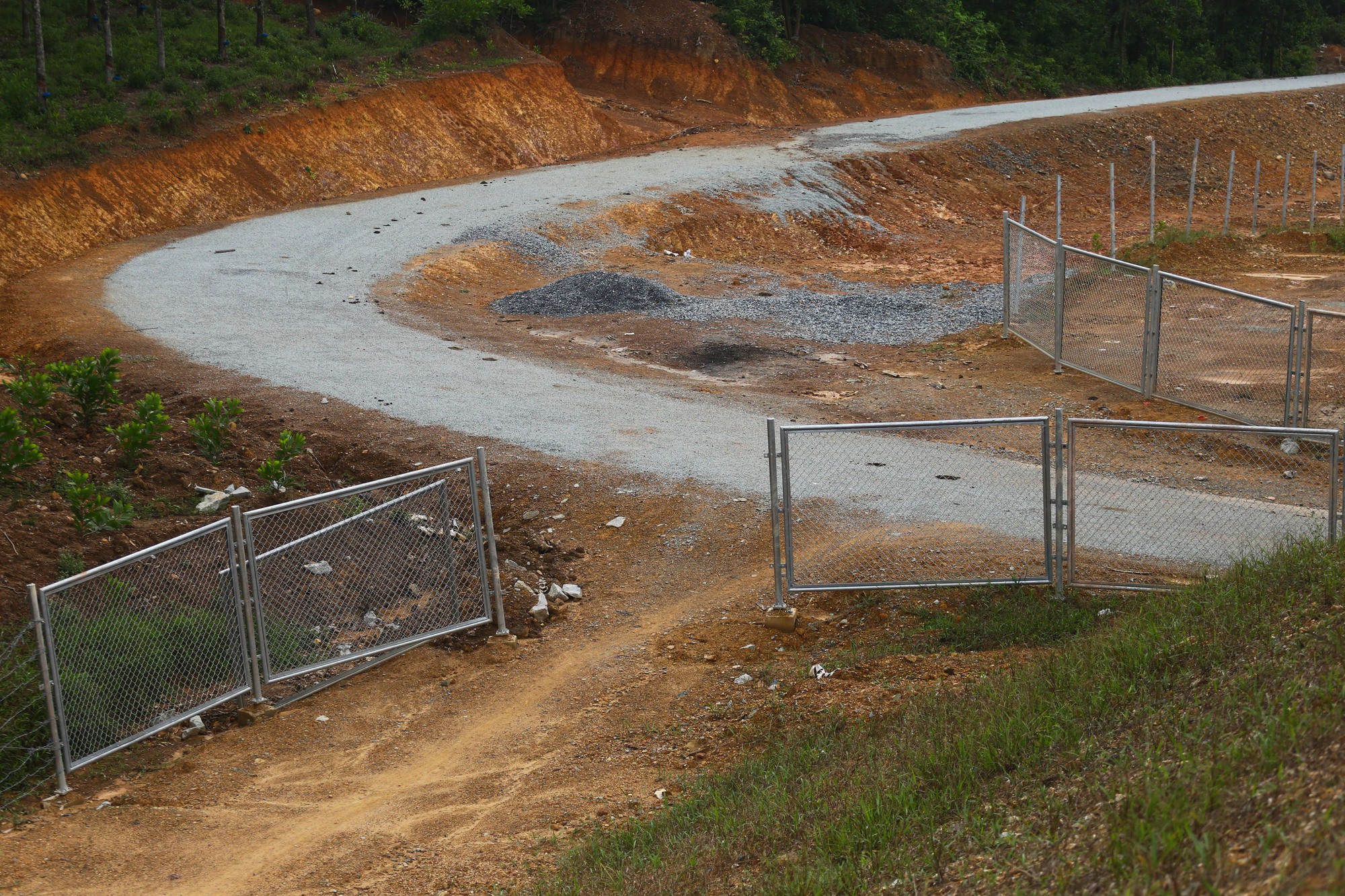 Nguy hiểm rình rập trên cao tốc Cam Lộ - La Sơn vì nạn phá rào   - Ảnh 2.