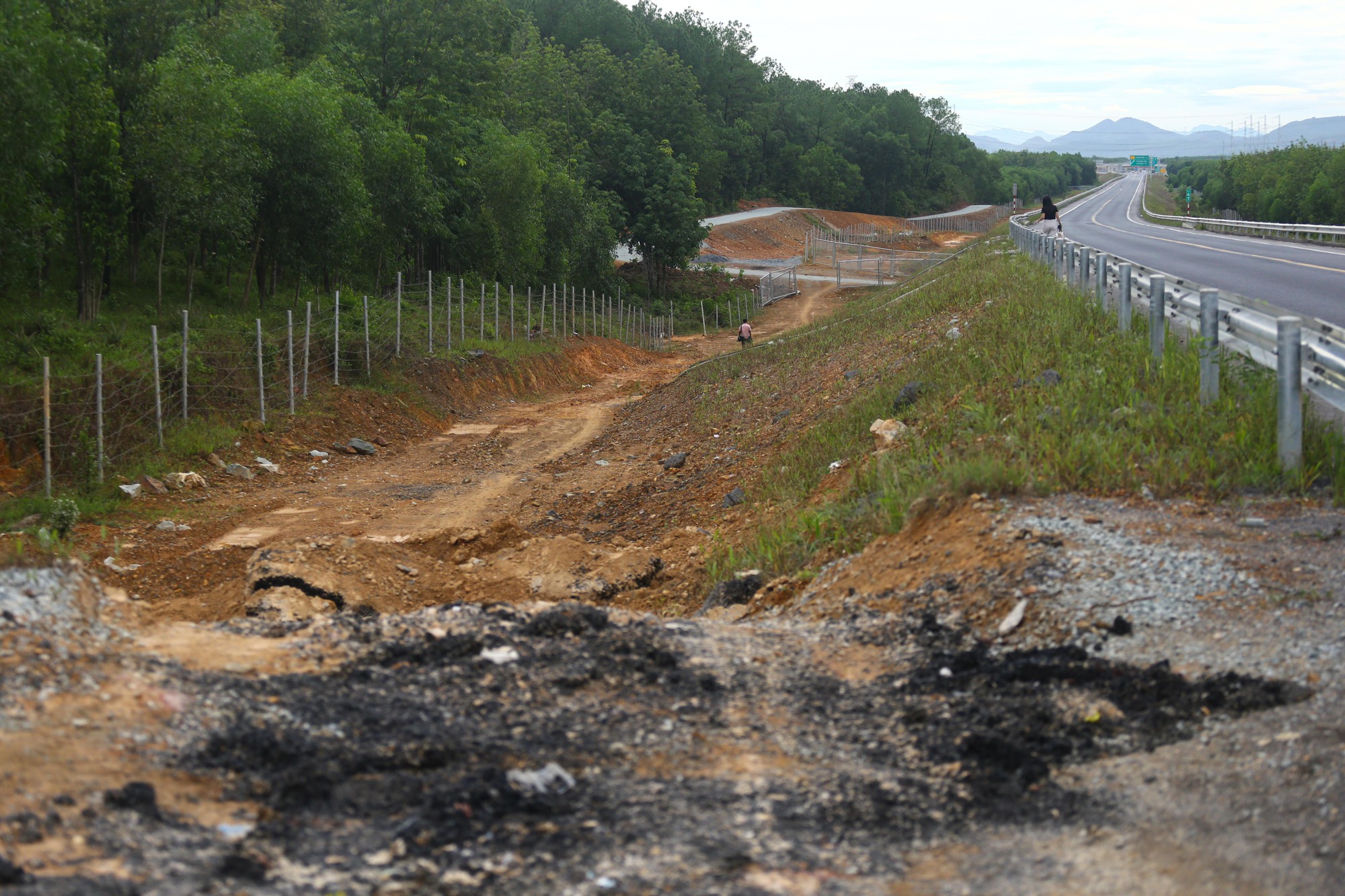 Nguy hiểm rình rập trên cao tốc Cam Lộ - La Sơn vì nạn phá rào   - Ảnh 4.