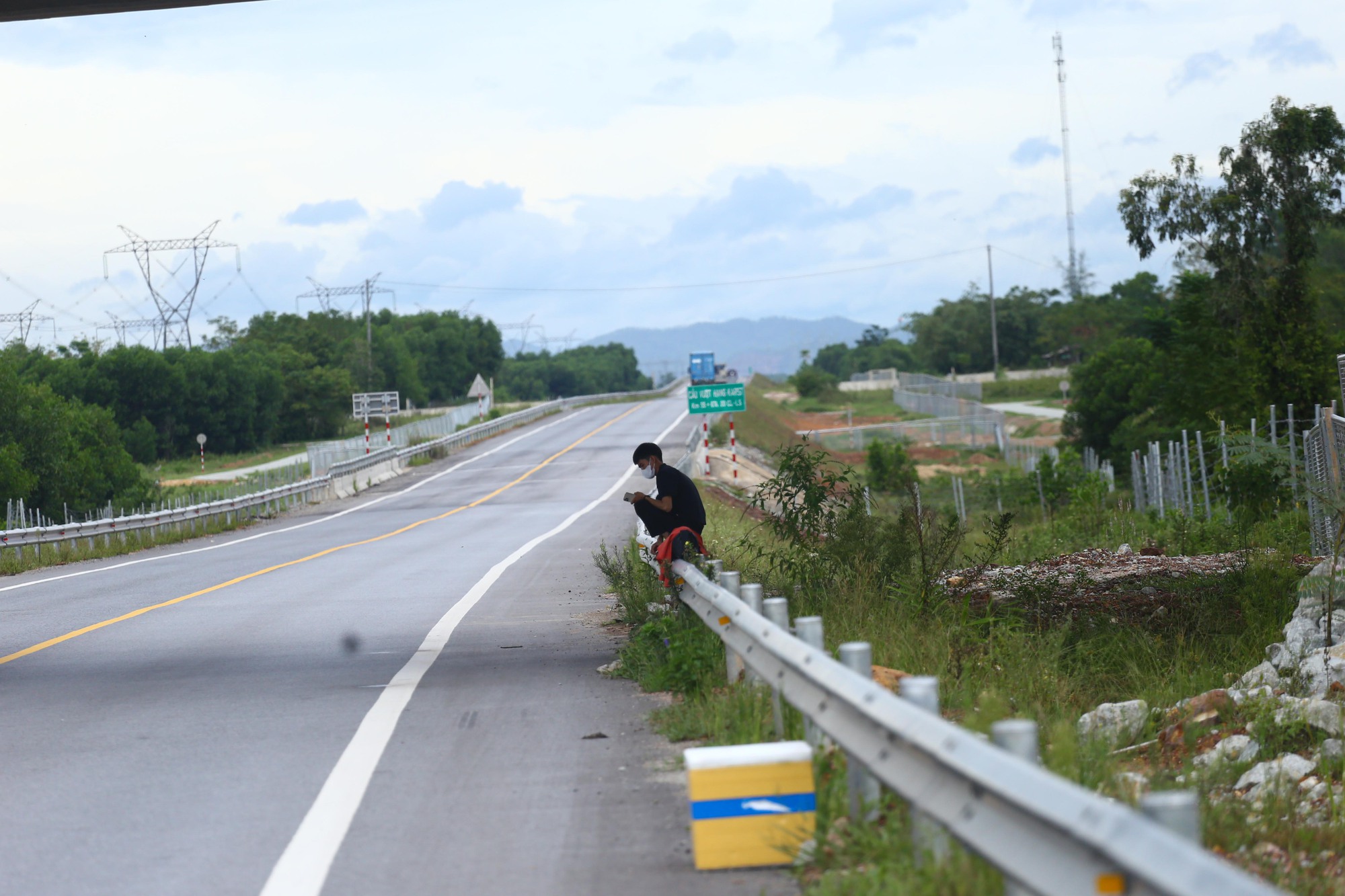 Nguy hiểm rình rập trên cao tốc Cam Lộ - La Sơn vì nạn phá rào   - Ảnh 6.