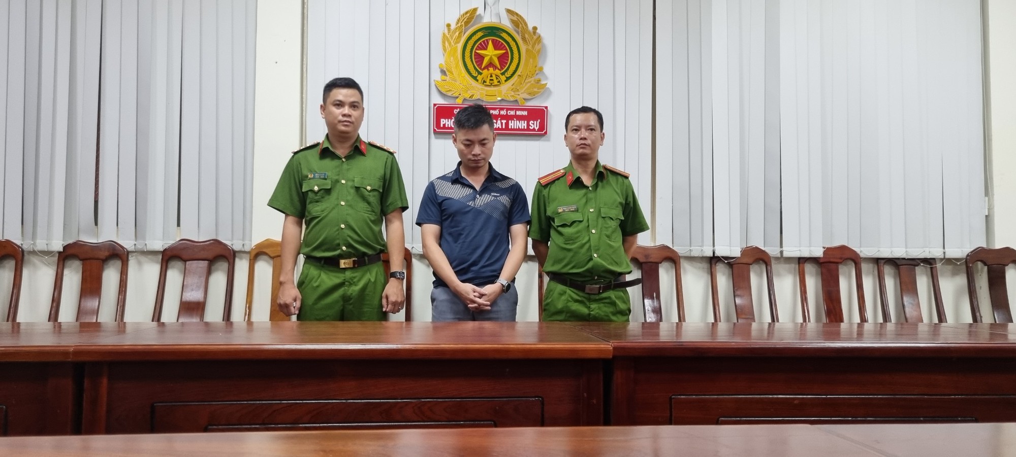 Bắt người nhận 100.000 USD chạy án cho nguyên Cục trưởng Cục đăng kiểm Việt Nam - Ảnh 2.