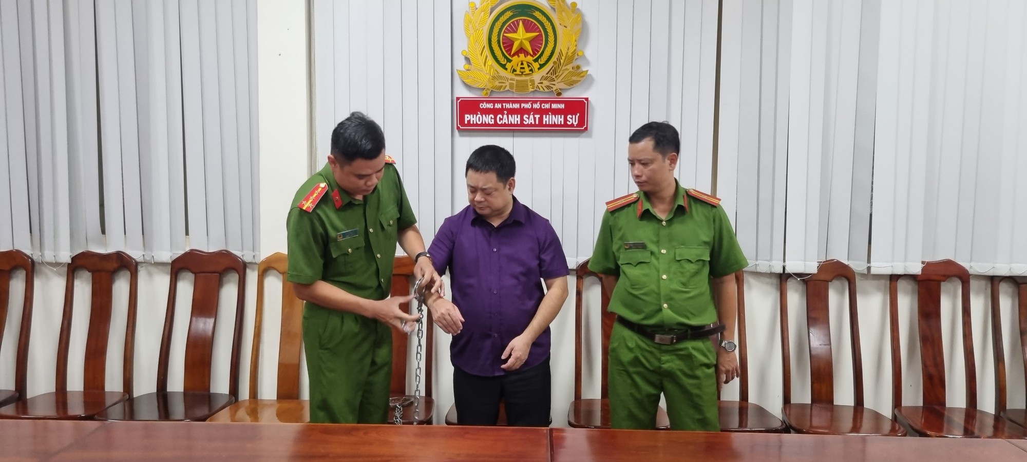 Bắt người nhận 100.000 USD chạy án cho nguyên Cục trưởng Cục đăng kiểm Việt Nam - Ảnh 1.