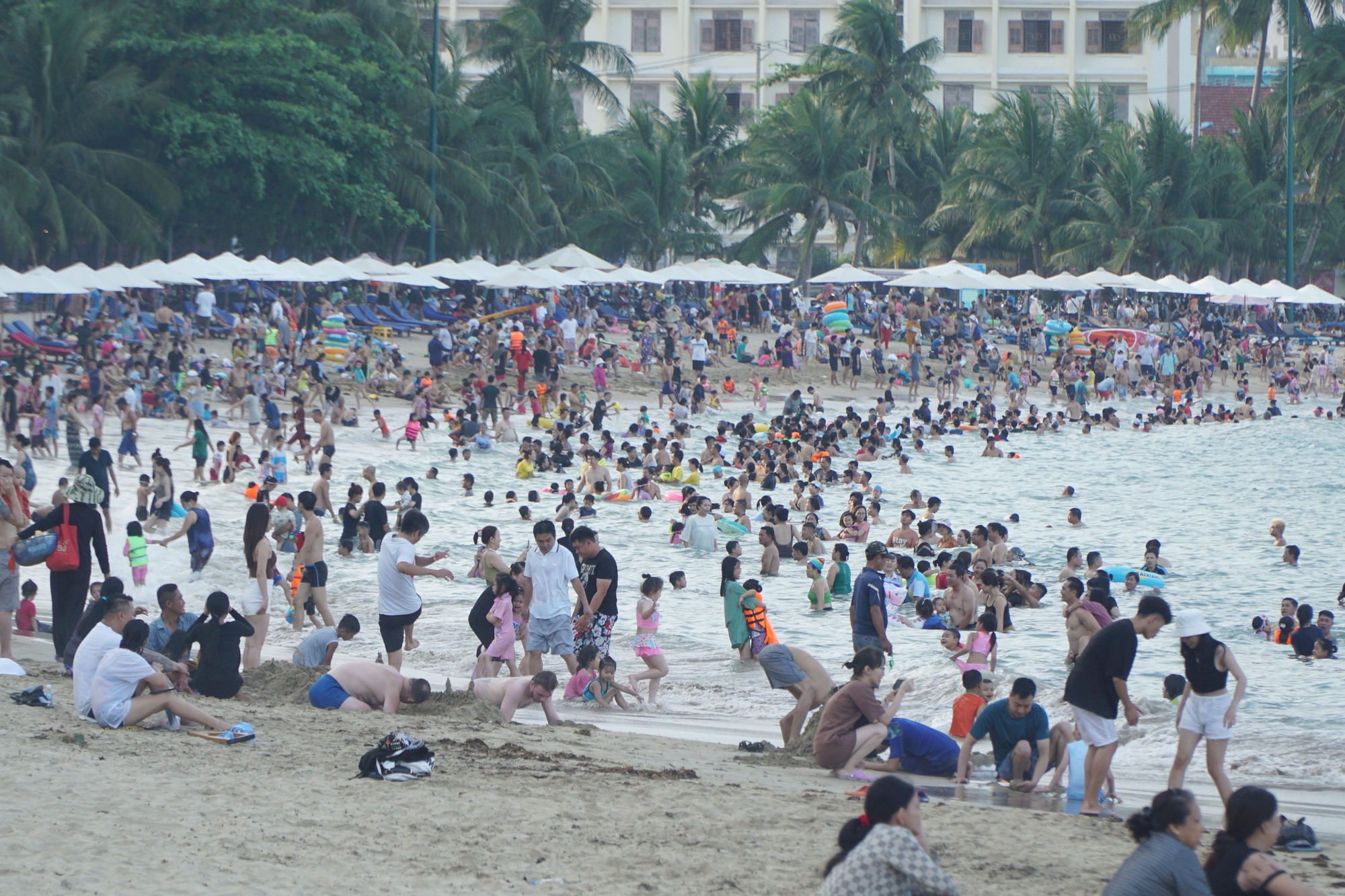 Hàng trăm ô dù, ghế vẫn vây kín bãi biển Nha Trang Trang - Ảnh 7.