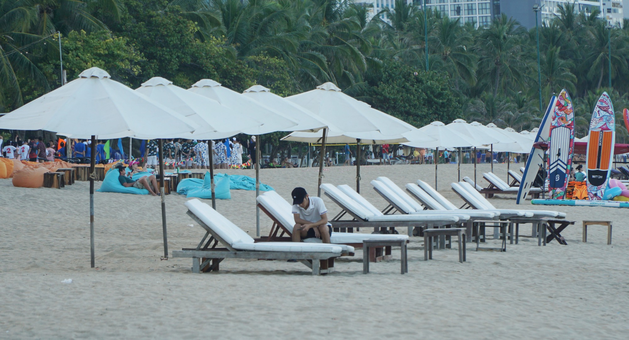 Hàng trăm ô dù, ghế vẫn vây kín bãi biển Nha Trang Trang - Ảnh 6.