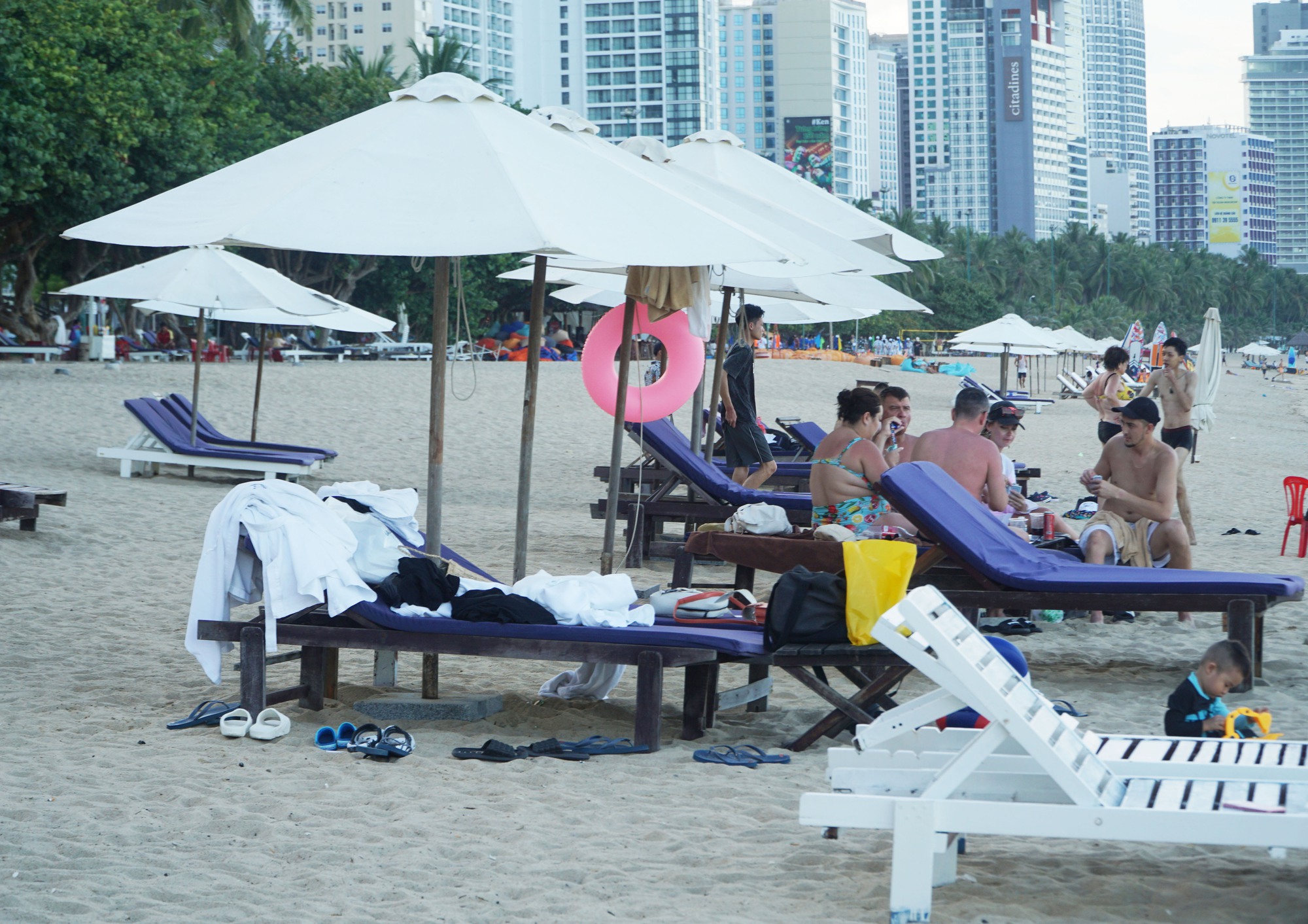 Hàng trăm ô dù, ghế vẫn vây kín bãi biển Nha Trang Trang - Ảnh 1.
