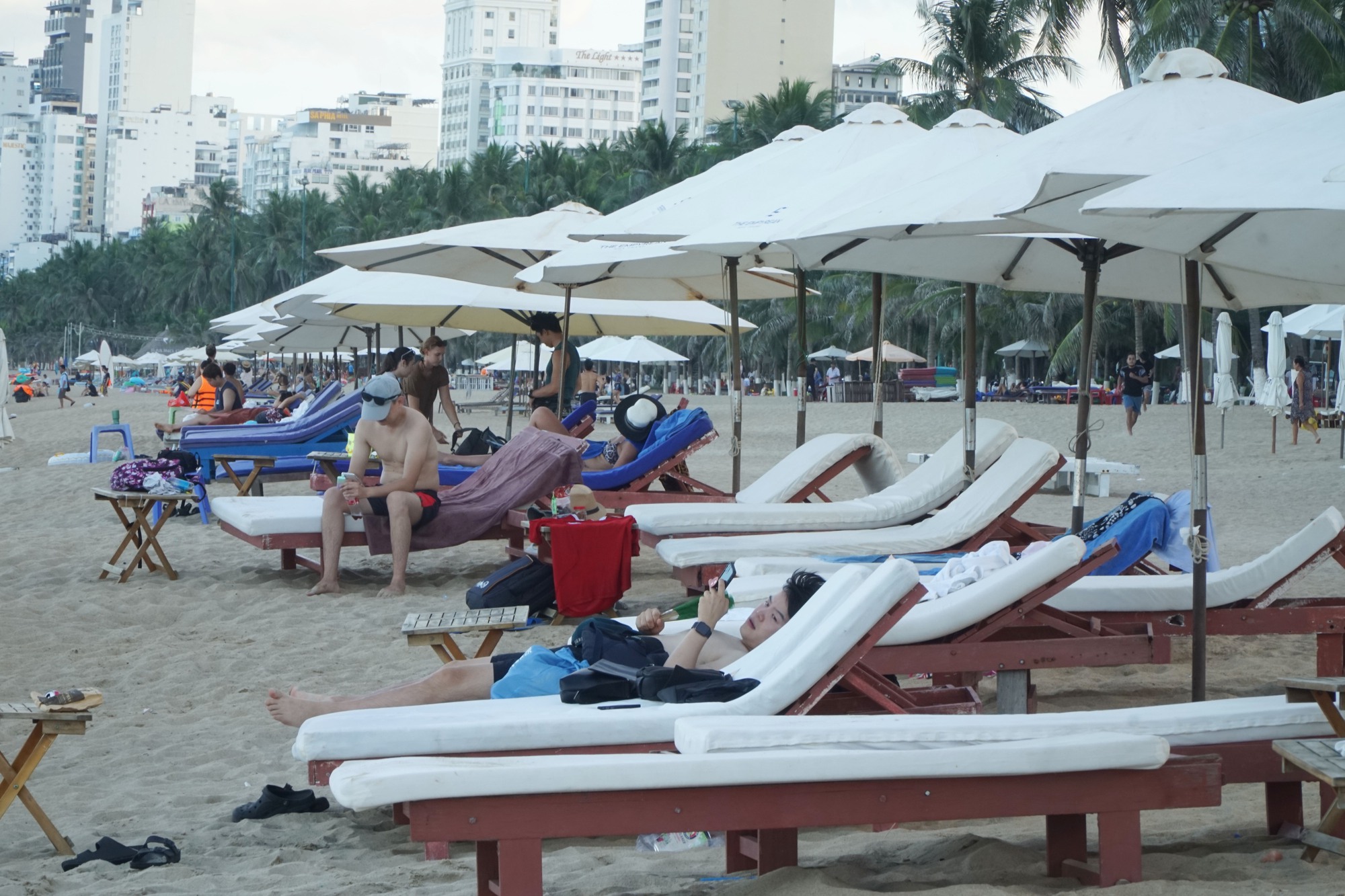 Hàng trăm ô dù, ghế vẫn vây kín bãi biển Nha Trang Trang - Ảnh 2.