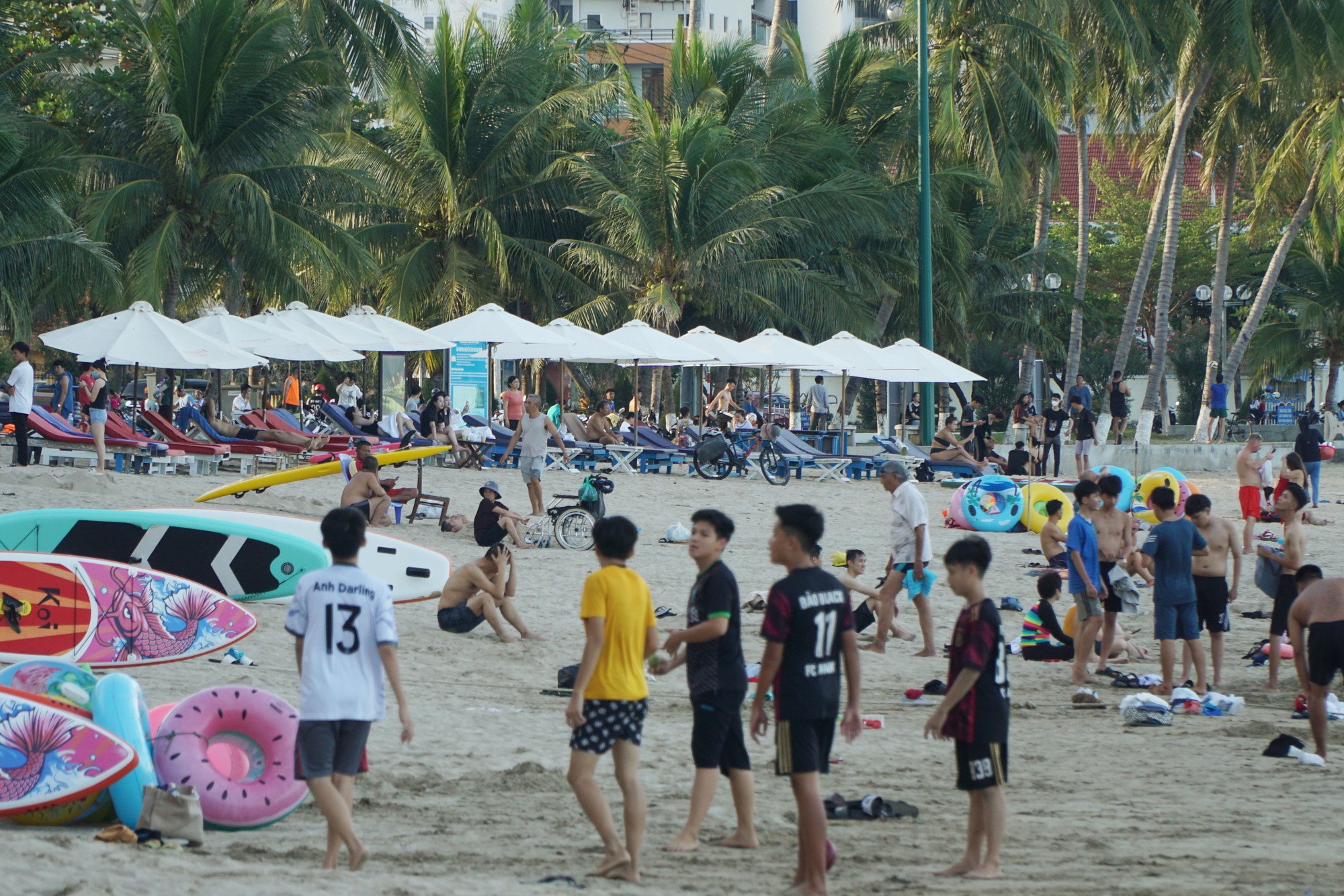 Hàng trăm ô dù, ghế vẫn vây kín bãi biển Nha Trang Trang - Ảnh 5.