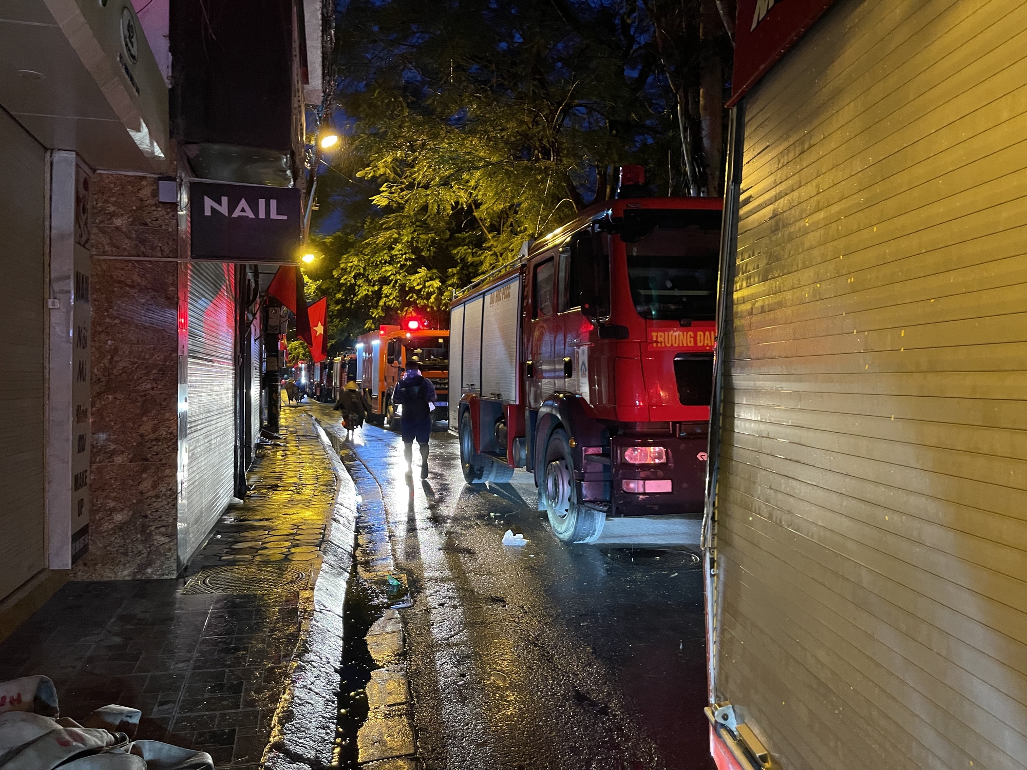 Hiện trường vụ cháy chung cư mini ở Hà Nội, nhiều nạn nhân được đưa ra ngoài - Ảnh 1.