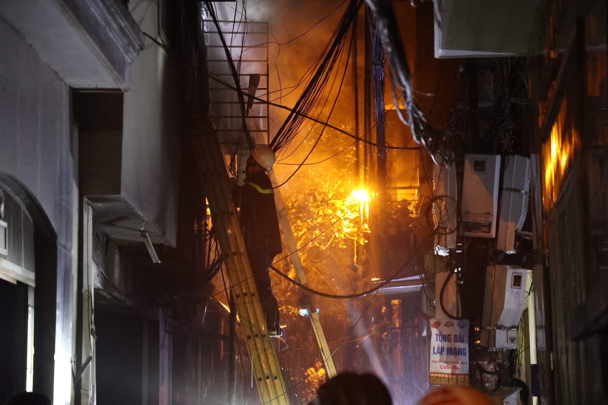 Hiện trường vụ cháy chung cư mini ở Hà Nội, nhiều nạn nhân được đưa ra ngoài - Ảnh 2.