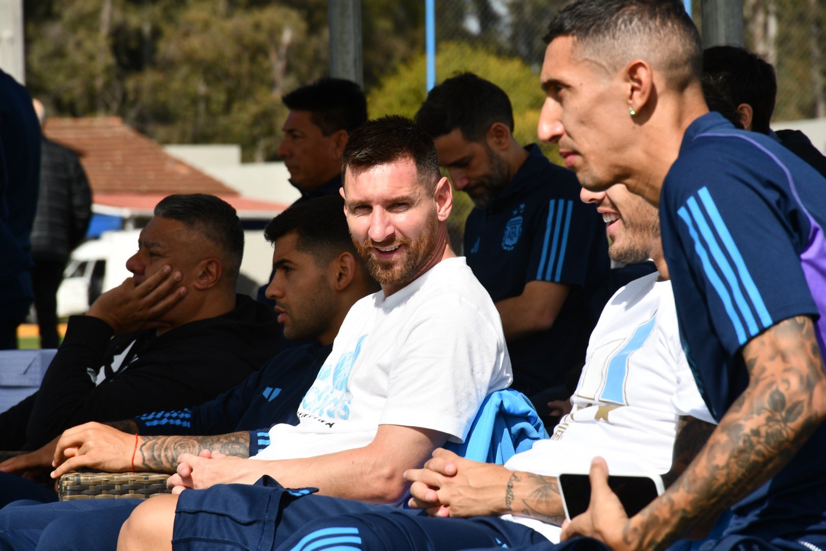 Messi và đồng đội kè kè bình oxy trước thử thách độ cao tại Bolivia - Ảnh 1.