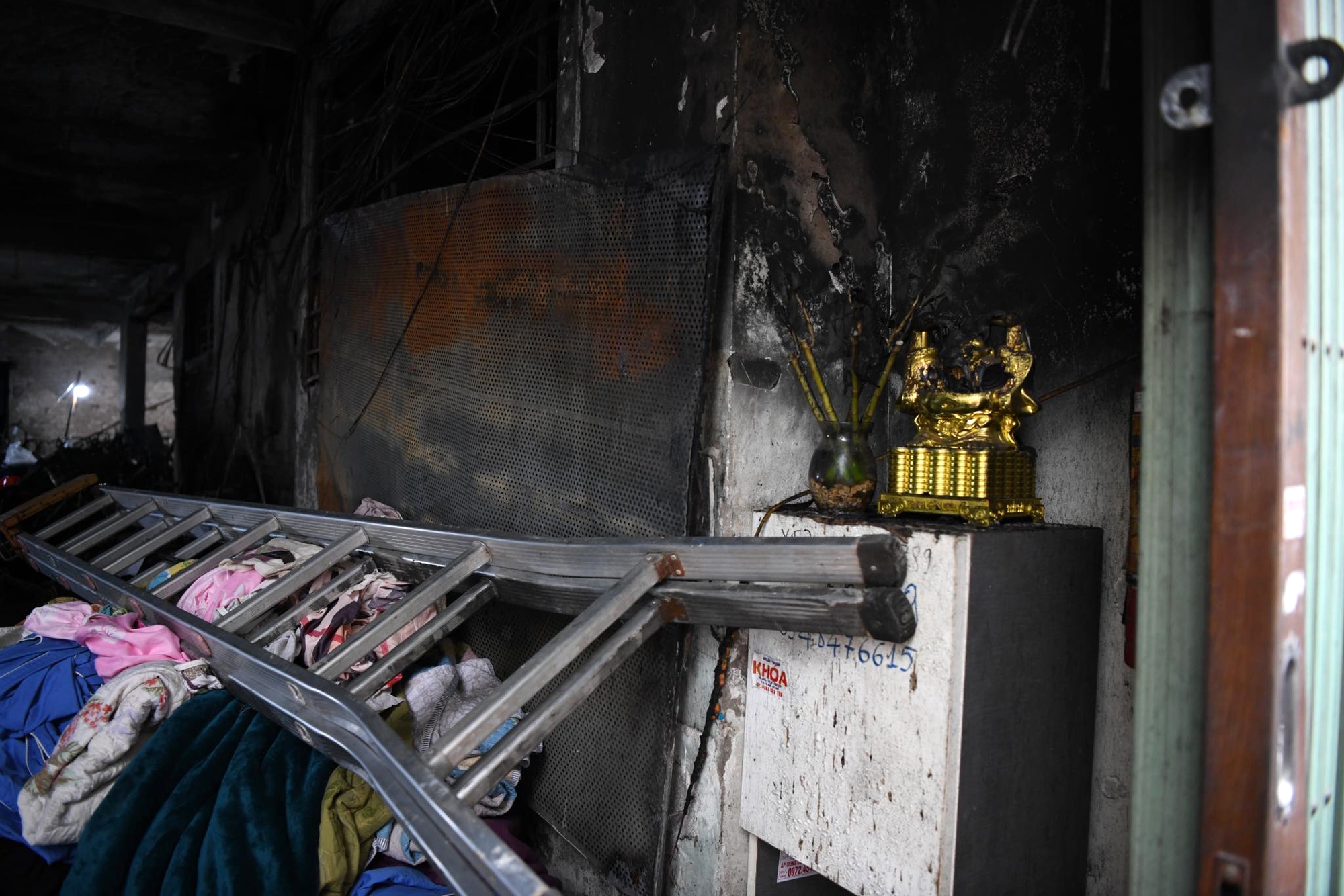 Ám ảnh bên trong chung cư mini bị cháy ở Hà Nội khiến nhiều người thiệt mạng - Ảnh 7.